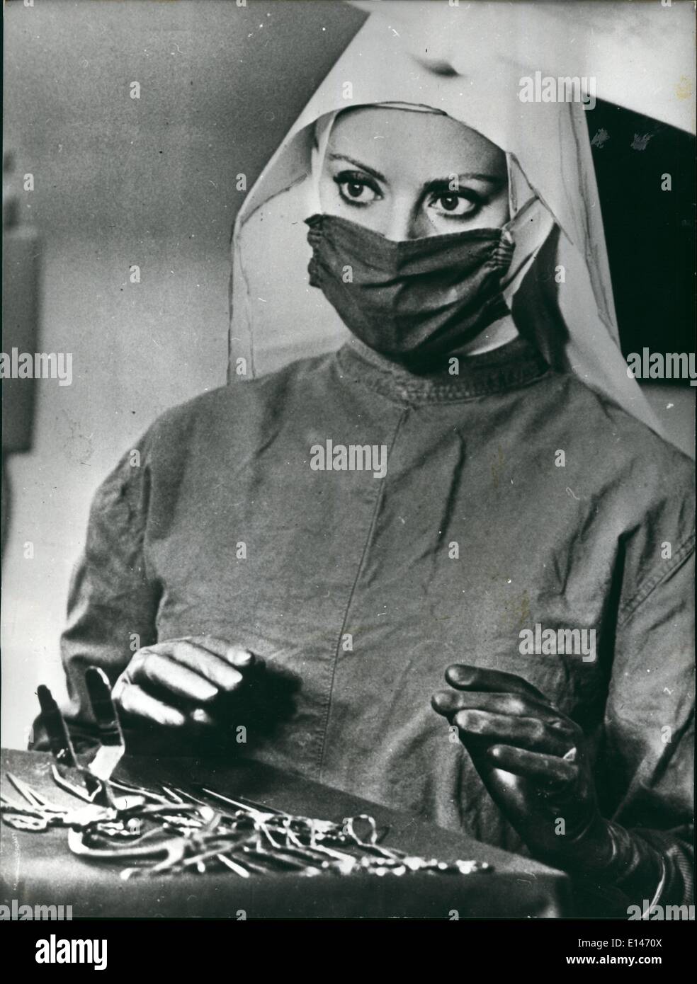16 avril 2012 - ses yeux lui donner loin : elle porte un habit de religieuse - et avec elle, une blouse et un masque d'une infirmière - mais ses yeux donner la moindre idée de son identité. C'est Sophia Loren joue une nonne dans un hôpital dans le péché qui est actuellement en tournage en Italie par Lattuda directeur Alberto. Co-starring avec Sophia est Adriano Celentano. Banque D'Images