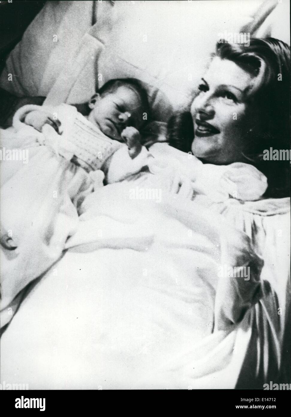 16 avril 2012 - Photo montre Rita Hayworth dans les années 30 avec sa fille nouveau-née, Yashmin, dont le père était le fameux Ali Khan. Banque D'Images