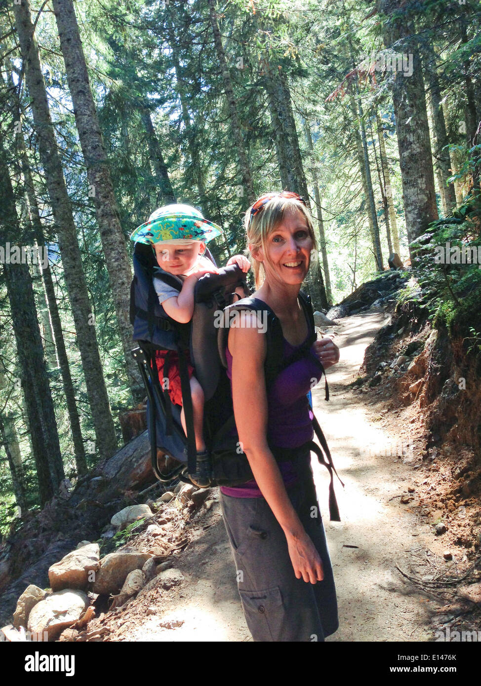 Randonnée avec mère fille à l'arrière - Image de stock capturée avec un smartphone