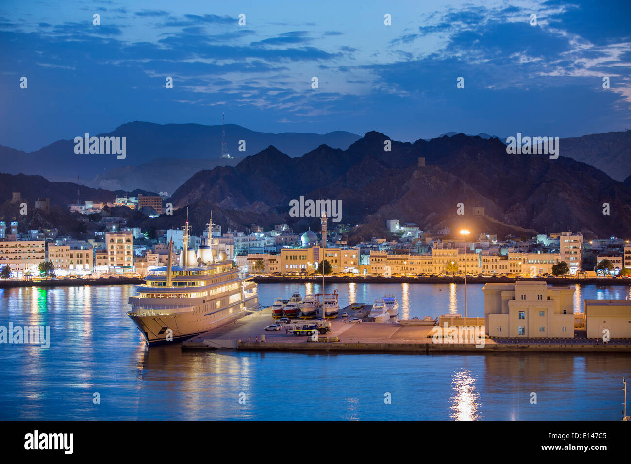 Oman, Muscat, Location de port Sultan Qaboos à Mina que le Sultan Qaboos. Marina d'arrière-plan et le centre de la vieille ville de Mutrah Banque D'Images