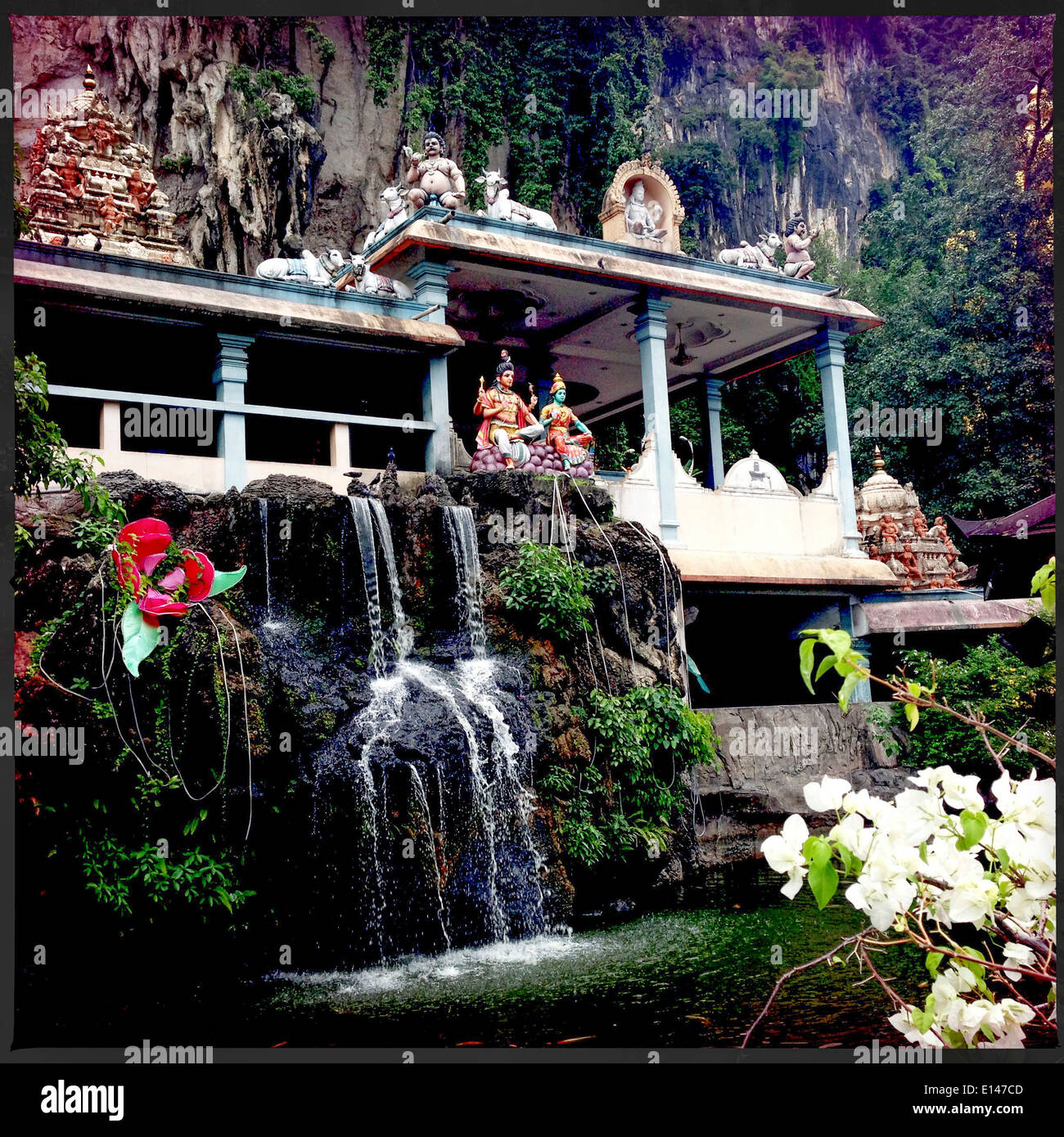 Statues dans les grottes de Batu, Selangor, Malaisie - Image de stock capturée avec un smartphone
