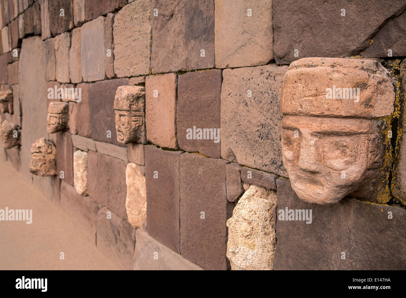Pierres de mortaise-chefs intégrés dans le mur de temple semi-souterraine. Tiwuanaku site archéologique. La Bolivie Banque D'Images