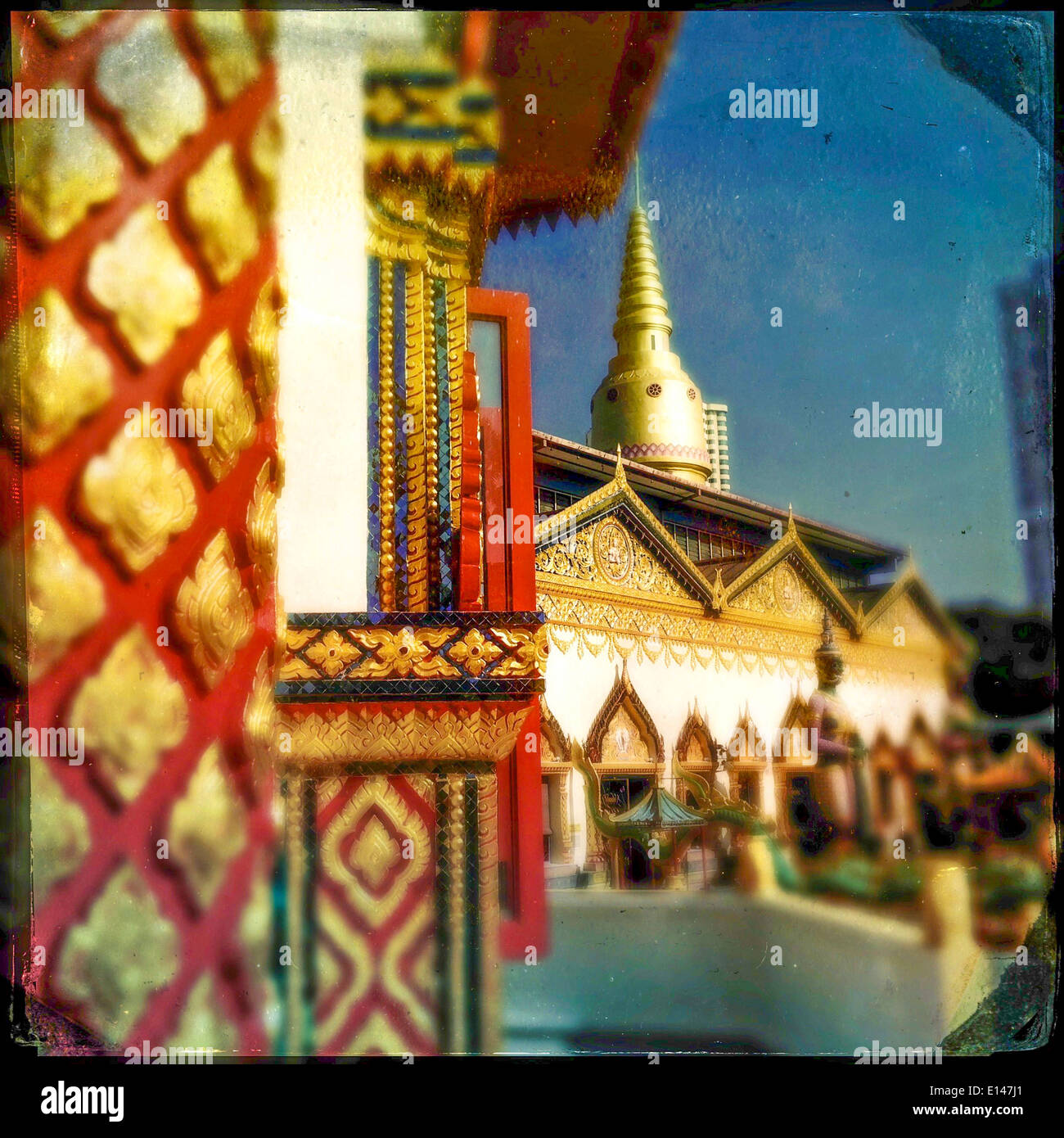 Wat Chayamangkalaram temple sous ciel bleu, Penang, Malaisie - Image de stock capturée avec un smartphone