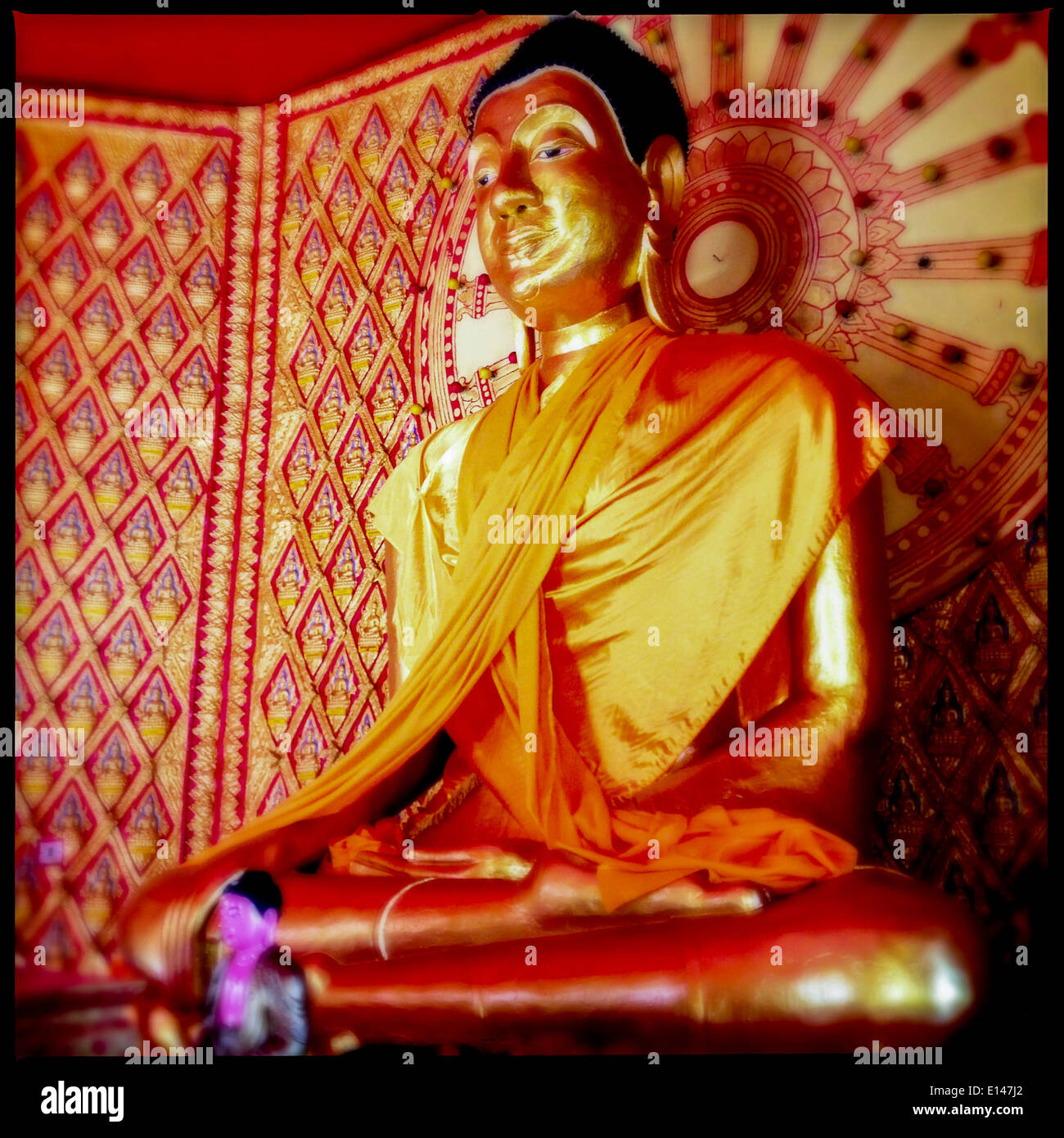 Golden Buddha statue in Wat Chayamangkalaram temple, orné, Penang, Malaisie - Image de stock capturée avec un smartphone
