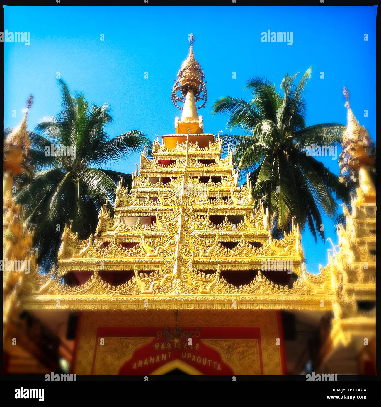 Sanctuaire d'or à l'extérieur de Wat Chayamangkalaram temple, Penang, Malaisie - Image de stock capturée avec un smartphone