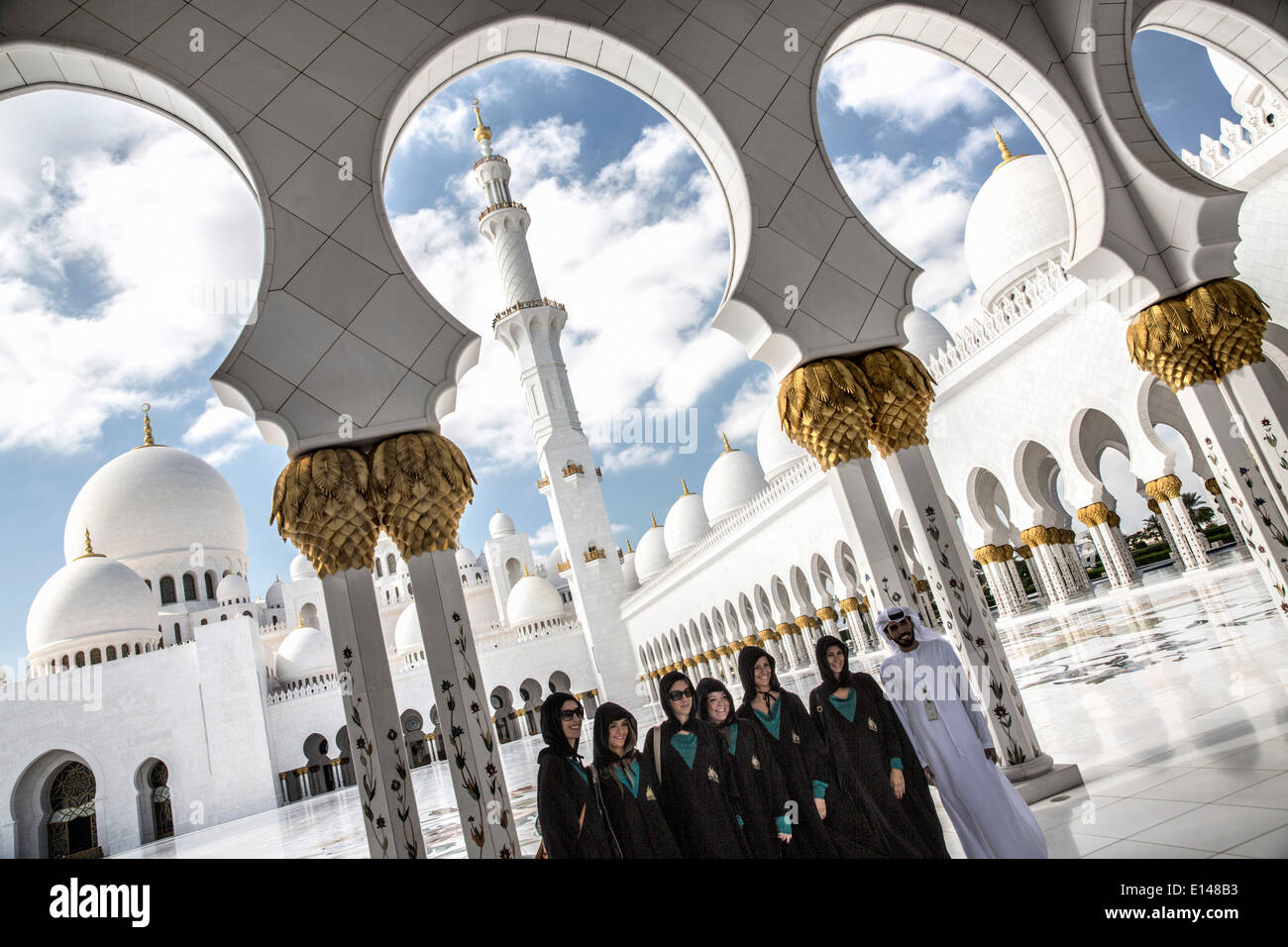 Emirats arabes unis, Abu Dhabi, Grande Mosquée de Sheikh Zayed. Groupe de touristes, habillé de se conformer au code vestimentaire, photo Banque D'Images