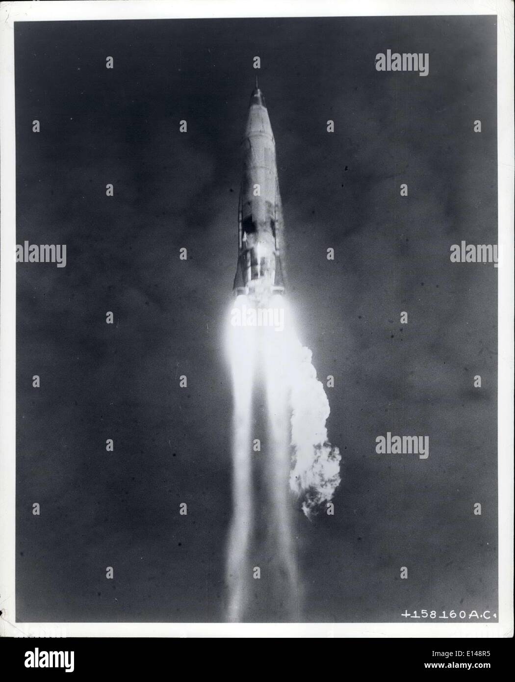 Le 17 avril 2012 - Nouveau succès pour le lancement de l'Atlas l'Atlas de l'US Air Force de missiles balistiques intercontinentaux grimpe dans un ciel janvier au large de la Floride avec l'autre. Lance avec succès en décembre 1957 et encore dans ce peloton 10 Janvier, 1958, Atlas est à l'élaboration conjointe par l'Armée de l'air et Convair Division de General Dynamics Corp. L'Atlas tests font partie d'une série de missiles balistiques de portée intermédiaire et de tests effectués à l'Armée de l'air Centre d'essai de missiles, Cap Canaveral, Floride. Banque D'Images