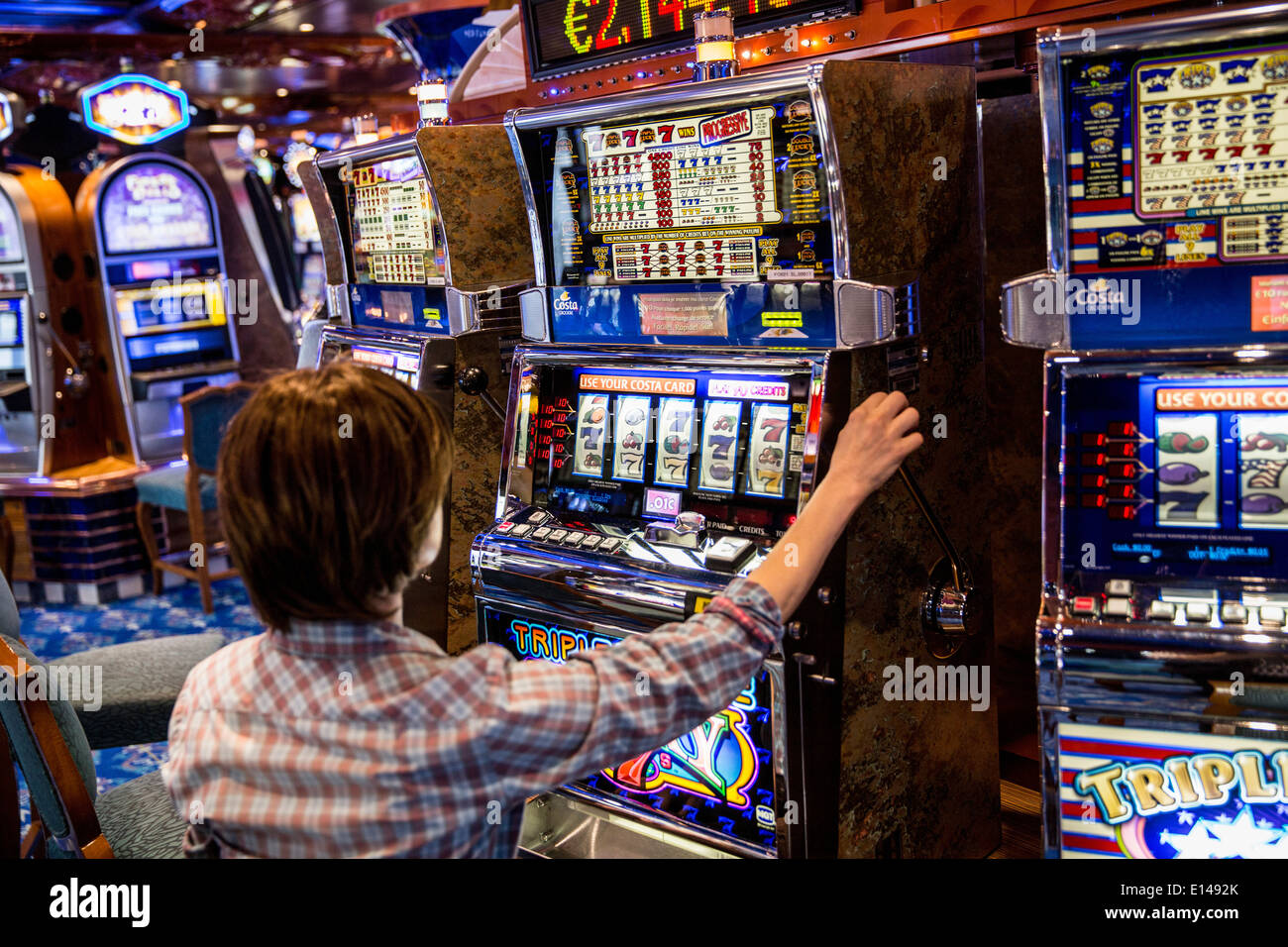 Emirats arabes unis, dubaï, navire de croisière Costa Fortuna, société de l'Italie. Gambling Hall. Woman playing slot machine Banque D'Images
