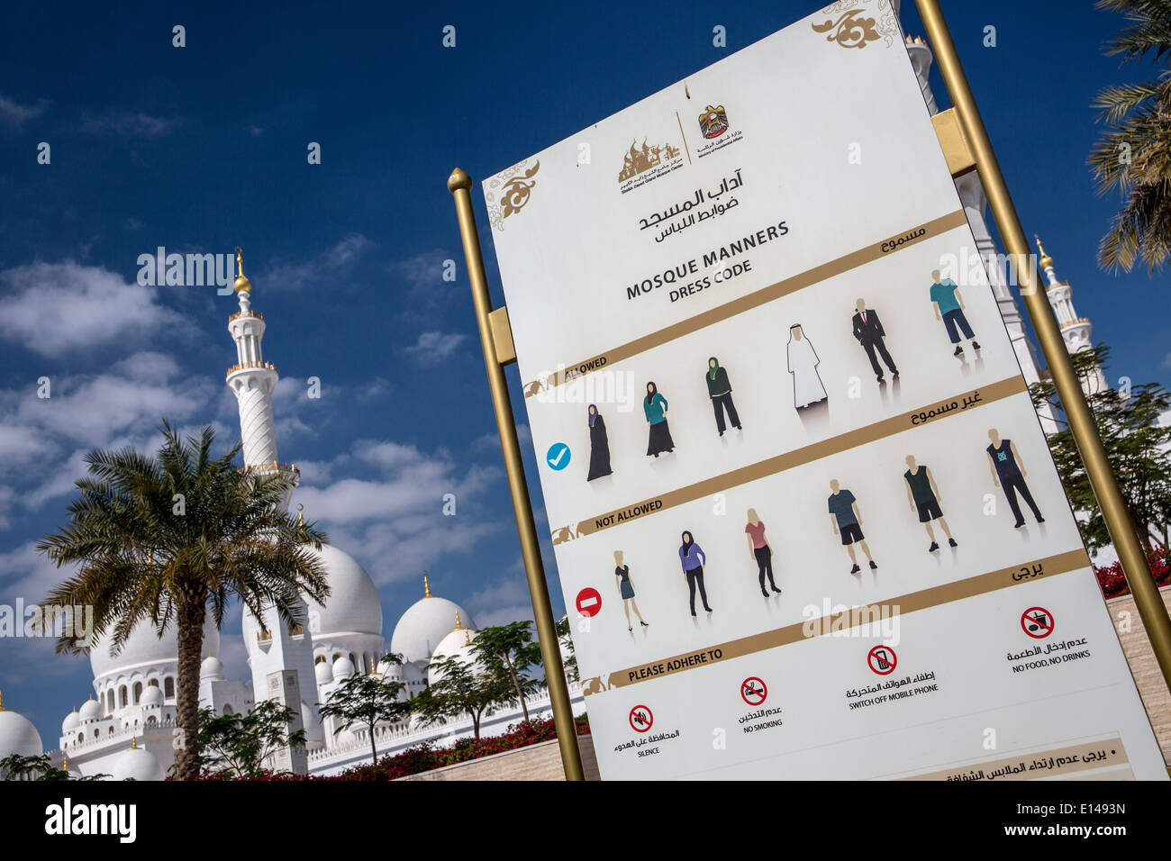 Emirats arabes unis, Abu Dhabi, Grande Mosquée de Sheikh Zayed. Code vestimentaire manières mosquée Banque D'Images