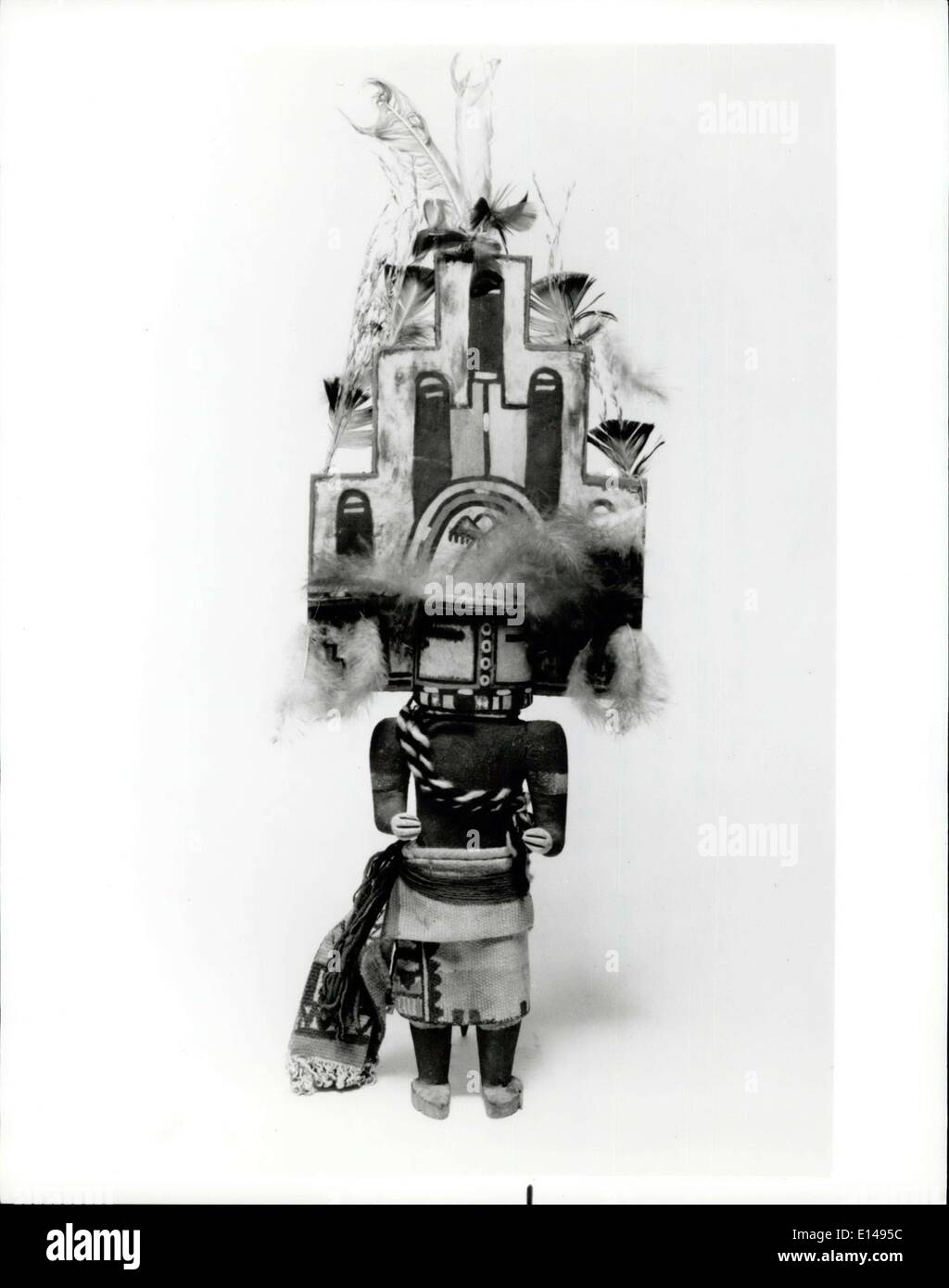 Le 17 avril 2012 - L'Art des Premiers américains : Kachina doll de la tribu Hopi dans le sud-ouest dans un jouet éducatif. Il representes l'un des habitants du désert' la plupart des êtres surnaturels, amoureux des nuages ou de la pluie de l'annonciateur. Banque D'Images