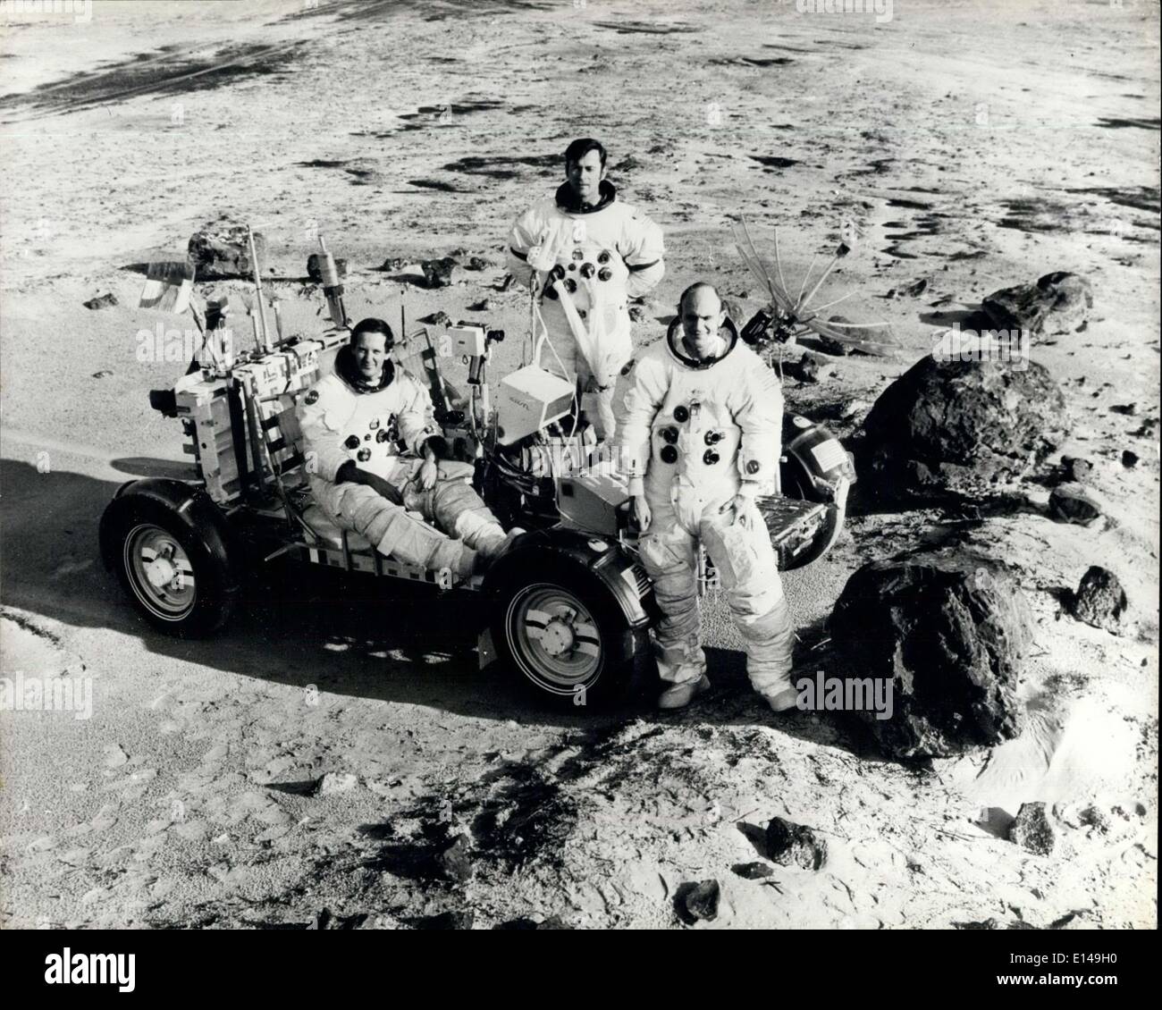 Le 17 avril 2012 - Les astronautes d'Apollo 16 : (de gauche à droite) Les astronautes d'Apollo 16, pilote du module lunaire Charles M. Duc ; commandant John w les jeunes ; et pilote du module de commande Thomas K Mattingly, lors d'un exercice d'entraînement en prévision de la Mission d'atterrissage lunaire. Banque D'Images