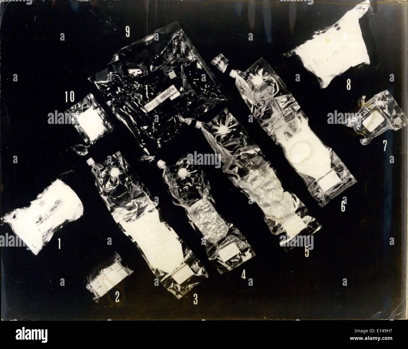 Le 17 avril 2012 - Apollo 8 Lune Voyage. Apollo 8 est prévue pour le lancement de la NASA au Centre spatial Kennedy le 21 décembre, et est dû pour aller en orbite autour de la lune la veille de Noël. Plus de 60 éléments composent la liste de sélection de taille de bits réhydratable nourriture pour les trois astronautes. Cette photo montre certains des types et des accessoires. (1). Dîner typique - Boeuf & Gravy, boeuf, fromage sandwiches-cracker Cubes, au chocolat, Orange-Grapefruit boire. (2). Les cubes de pain grillé. (3), la soupe au pois. (4) Viande et sauce. (5). Pudding au chocolat. (6). Pineapple-Grape boisson aux fruits. (7) Banque D'Images