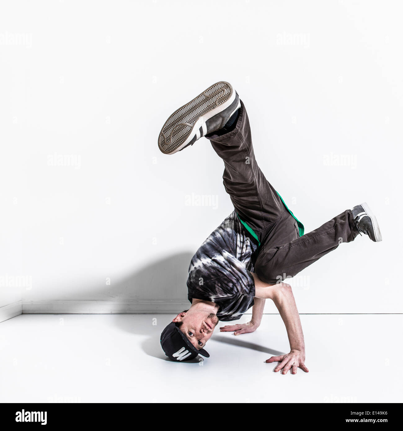 Caucasian break dancer Banque D'Images