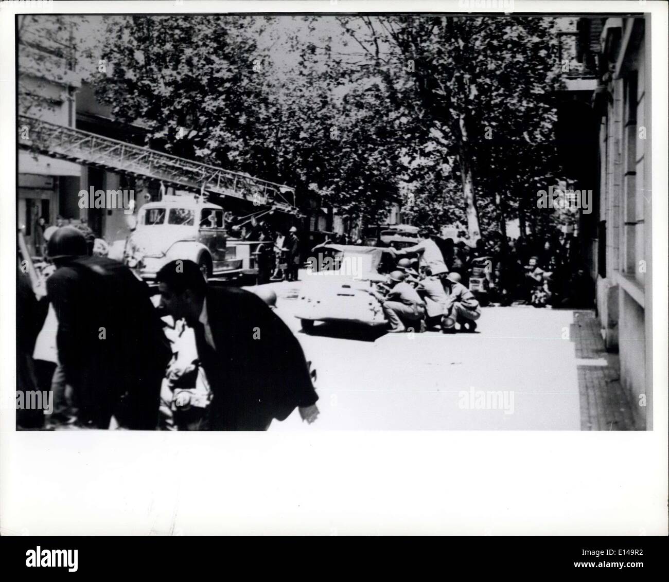 Le 17 avril 2012 - La police uruguayenne et passants en sautant pour couvrir en fusillade avec Arg. gangsters. nw Pic Banque D'Images