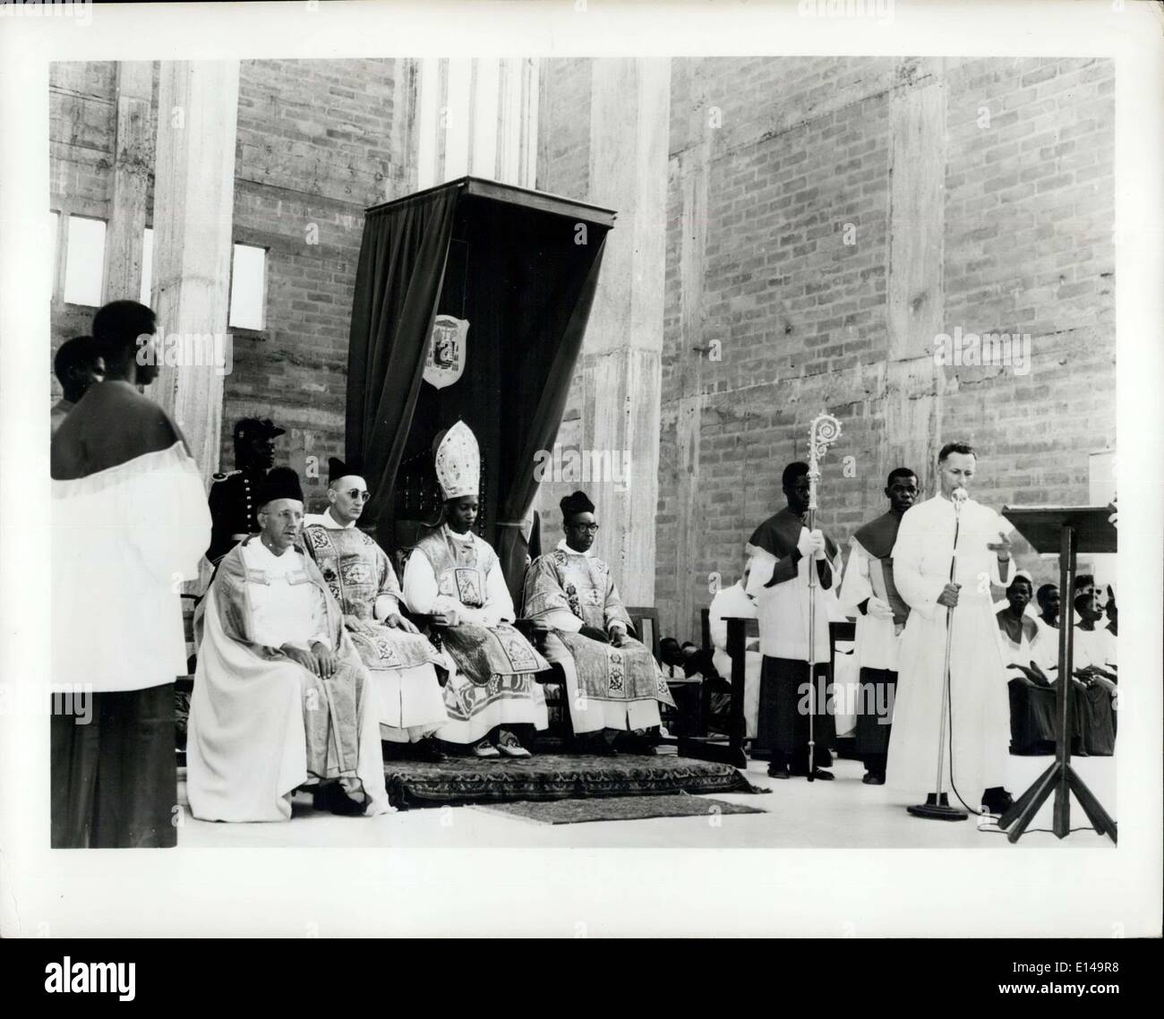 Le 17 avril 2012 - L'Afrique obtient un nouvel évêque de l'Amérique : l'Église catholique dans le diocèse d'Accra de la Côte d'Or, les Britanniques de la colonie africaine se dirige rapidement vers l'autonomie gouvernementale, ont juste reçu un évêque de l'United States - la Rt. Reerend Joseph Bowers. Né à la Dominique, British West Indies, les 43 ans, l'évêque a conclu un séminaire dans les États-Unis à l'âge de 18 ans, a rejoint la société de la Parole divine en 1939 et a été coordonne après une année d'étude spéciale à Rome Banque D'Images