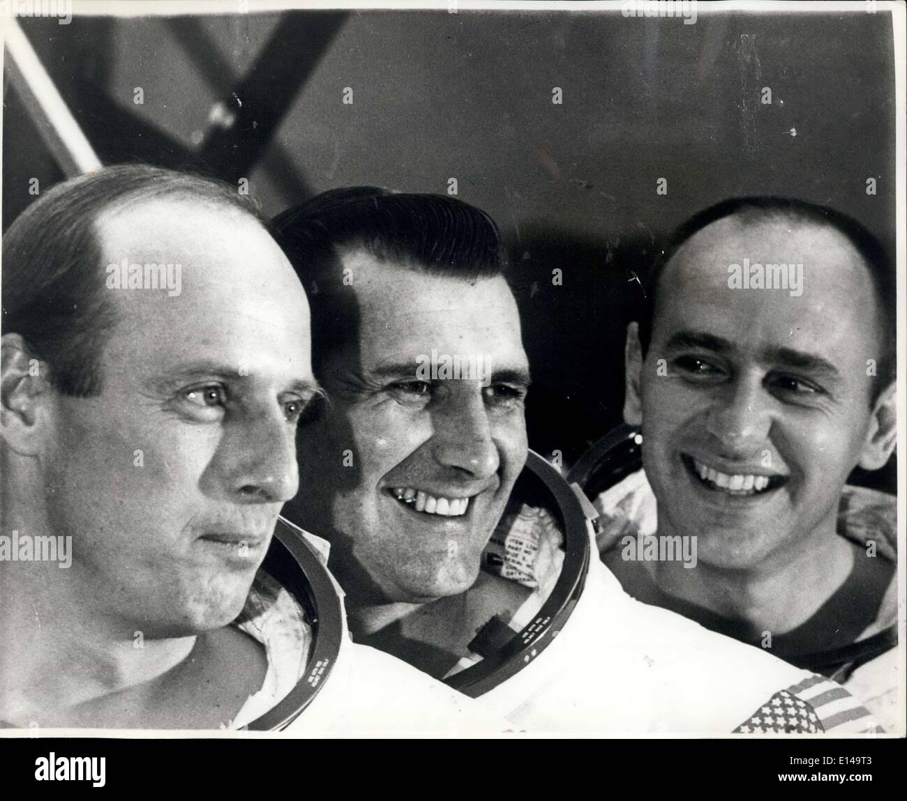 Le 17 avril 2012 - Certains sourires de l'Apollo 12 astronautes. (L à R), Apollo 12, les astronautes Charles Conrad. le commandant ; Richard F. Gordon, pilote du module de commande et Alan L. Bean, pilote du module lunaire. Sur la photo de l'engin spatial au cours de commander au Manned Spacecraft Operations Building. La mission Apollo 12 est prévue pour le lancement le 14 novembre 1969, du Centre spatial Kennedy, en Floride. Banque D'Images