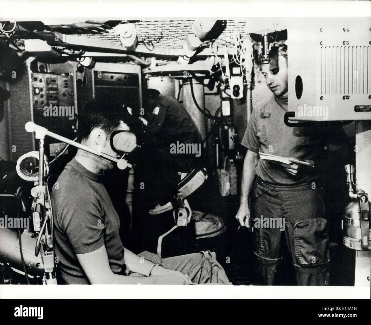 Le 17 avril 2012 - Le Skylab simulation : Scientist-Astronaut Joseph P. Kerwin, membre du premier équipage de l'premier mission Skylab, est perçu à l'essai sur l'expérience de la fonction vestibulaire, M131, au cours de la journée 11 simulation des jours sélectionnés de la mission qui est prévue pour le lancement au printemps de 1973. La simulation a été menée dans des formateurs et des simulateurs dans la simulation de mission et de formation des astronautes du Manned Spacecraft Center Banque D'Images