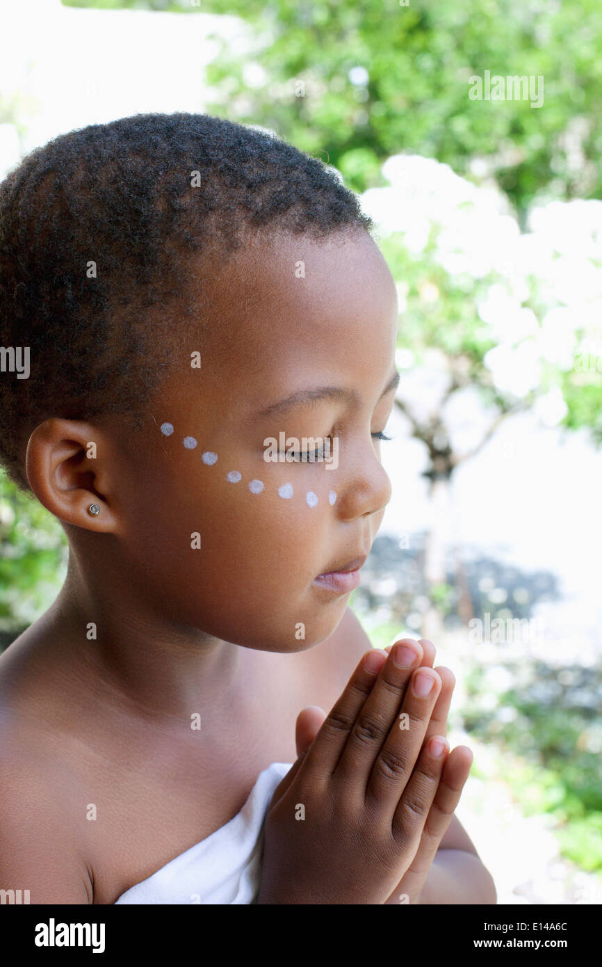 Mixed Race girl praying Banque D'Images