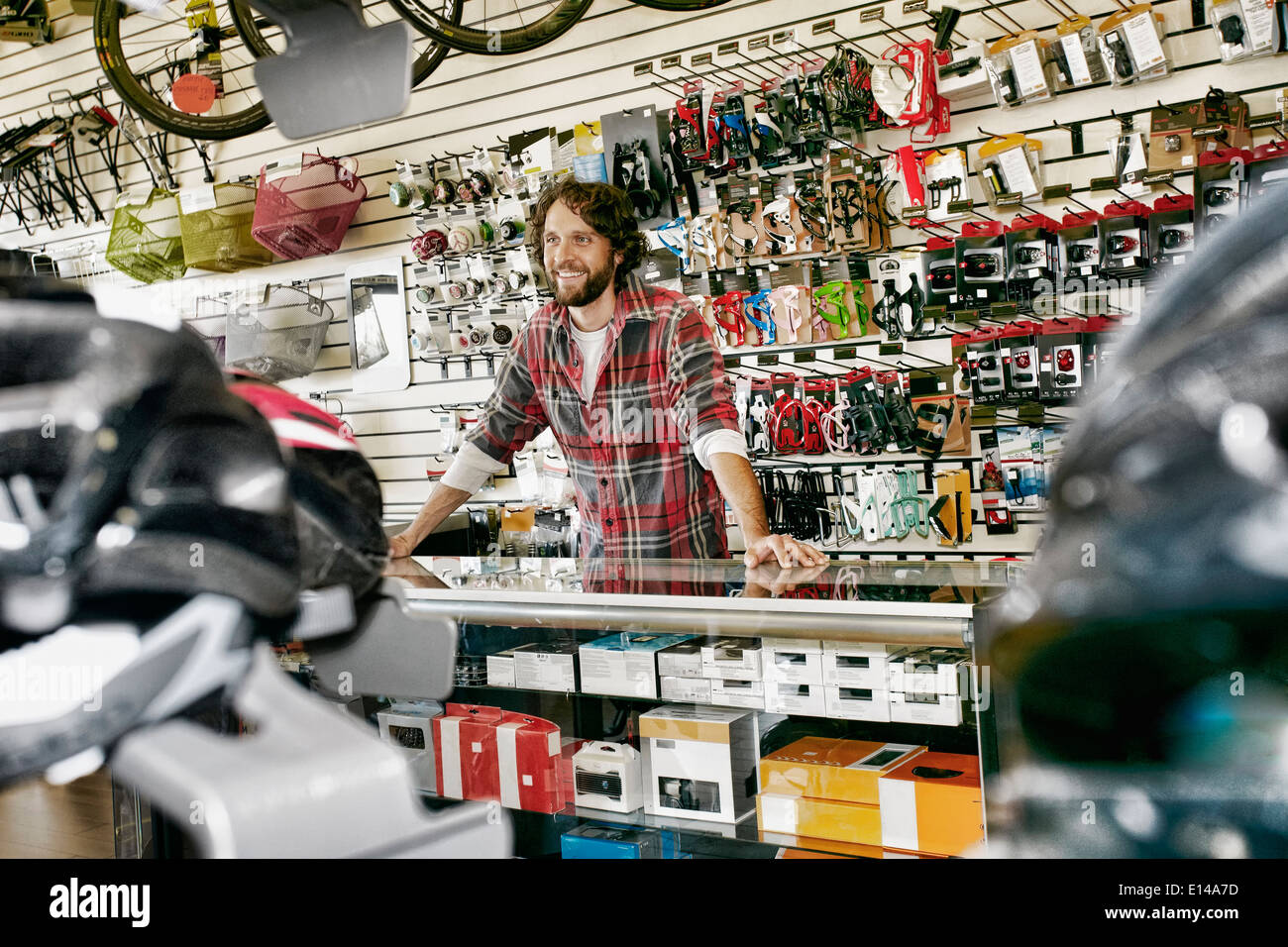 Caucasian man travaillant dans magasin de bicyclettes Banque D'Images