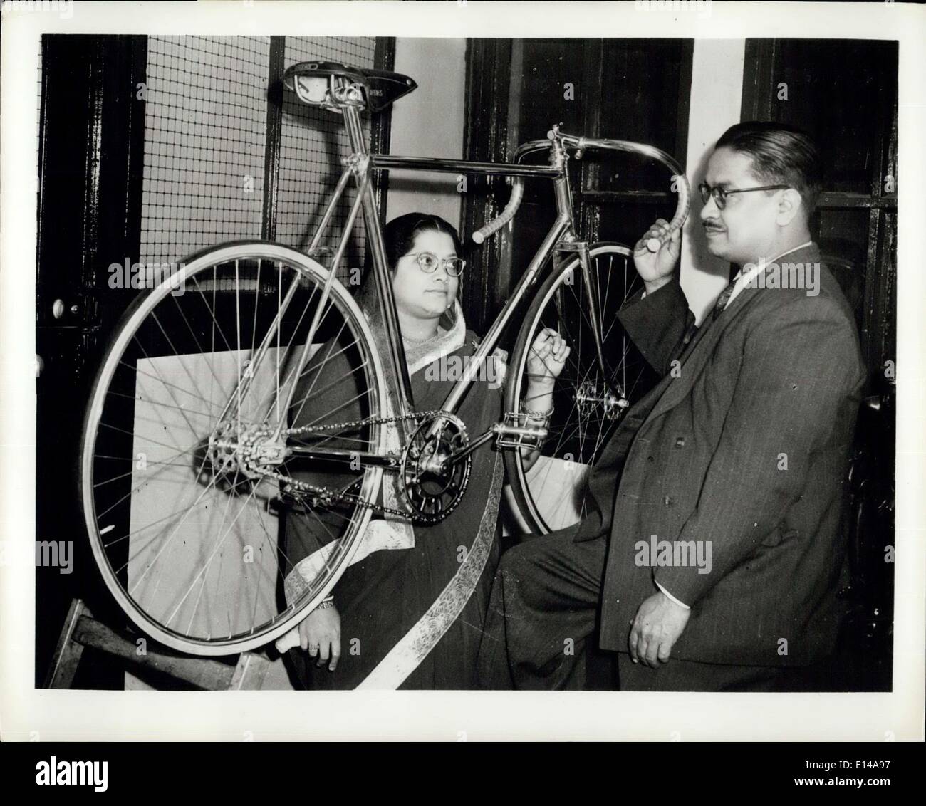 Le 17 avril 2012 - Le vélo : plaqué or La Grande-Bretagne, depuis longtemps reconnu comme l'un des principaux fabricants de bicyclettes, a reçu récemment une demande inhabituelle lorsque M. et Mme Jamindar Das Nundy de Calcutta, Inde, a ordonné un gold-plated vélo comme cadeau d'anniversaire pour leurs 18 ans, fils, un passionné de course. Complètement, même pour les rayons et de la chaîne, avec l'or 18 carats, avant d'atteindre le Calcutta location aura coûté Mr.Nundy l'équivalent de 60. Photo montre M. et Mme Jamindar Das Nundy examiner les vélos dorés à l'usine de ses fabricants, le Claude Butler Bicyclettes Co Banque D'Images