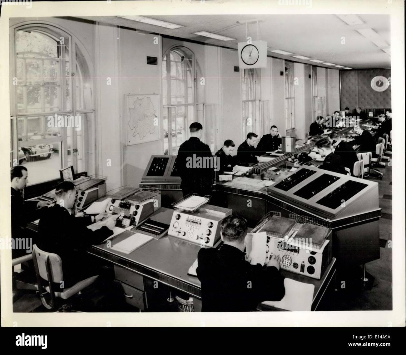 Le 17 avril 2012 - Sex sur la voie électrique. Nuances de Sherlock Holmes, c'est l'Information Prix de Scotland Yard, ou pour lui donner le siège de la détection du crime de son nouveau nom et l'adresse exacts, New Scotland Yard, London, S. W. 1. Les ''Informations'' du chantier Prix est son centre nerveux de la dernière à la radio et des systèmes électroniques, en grande partie exportée vers d'autres pays, les organismes d'application de la loi, de le connecter avec les forces de police en Grande-Bretagne et dans le monde. Et la détection par l'électricité n'est pas nouveau pour la ''Cour'' Banque D'Images