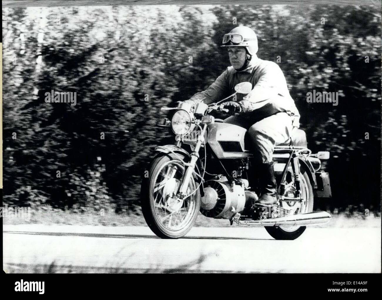 Le 17 avril 2012 - Le premier motor-cycle dans le monde avec une ''Wankel''-moteur : une préoccupation de Nuremberg est la première entreprise au monde qui a mis au point un cycle de moteur avec un circularpiston au stade de la production du moteur. Son proto-type peut être vu à l'IFMA International )Location-et-cycle moteur- Exposition) à Cologne (ouvert du 26. - 29.9.1970). Les faits techniques sont : 20 H.P. 300 piston ccm-volume vitesse maximale 140 km/h, le poids est de 140 kg. La photo montre l'essai de l'proto-type dans une zone boisée près de Nuremberg. Banque D'Images