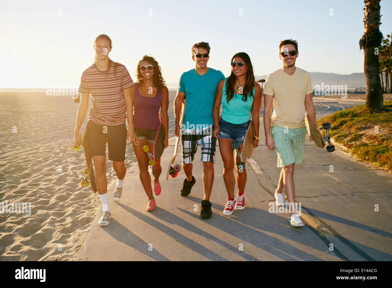 Friends walking on beach Banque D'Images