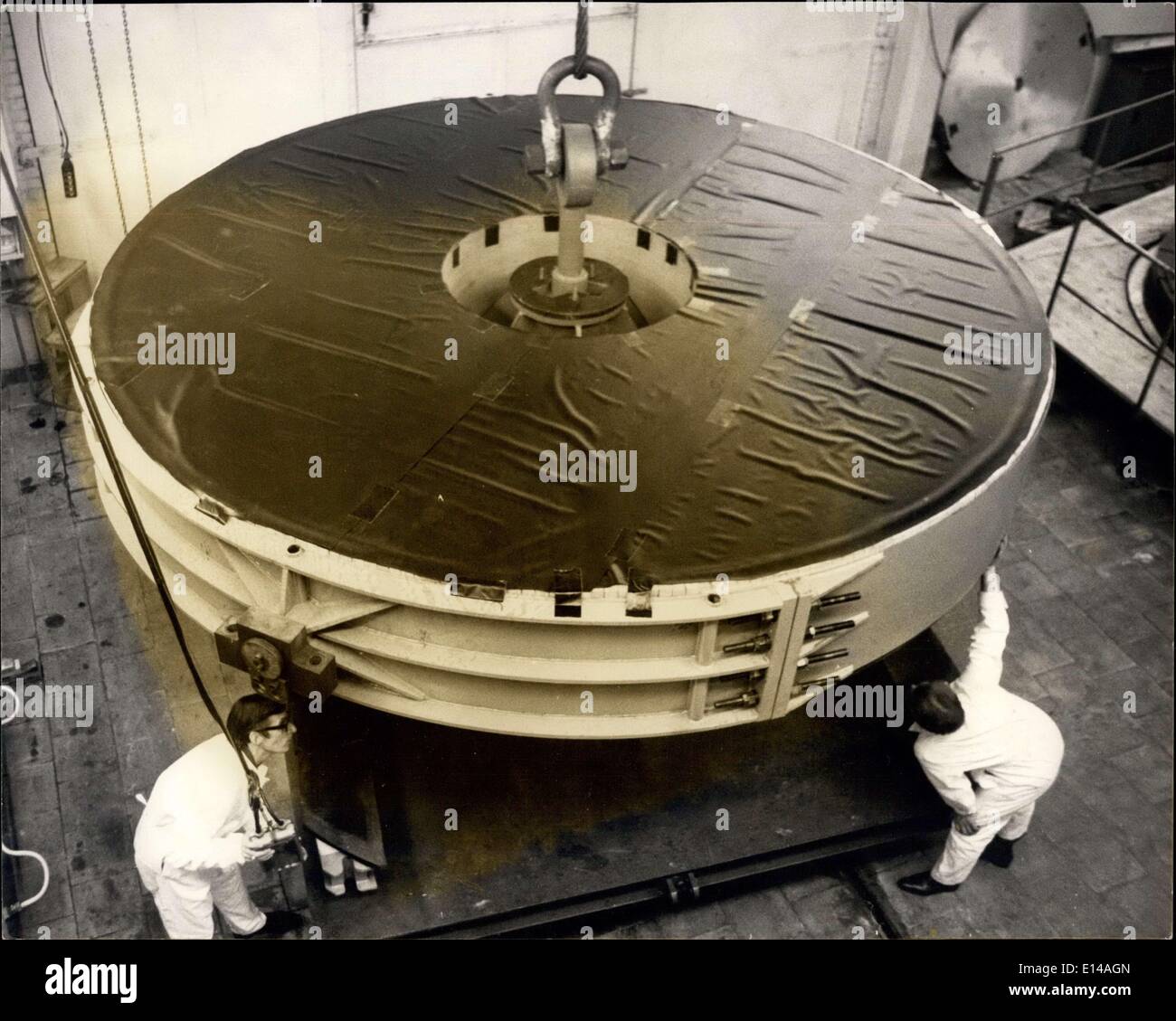 17 avril 2012 - miroir de télescope de 20 tonnes d'une valeur de quart de  million arrive pour le polissage à Newcastle: Le plus grand morceau de  verre jamais importé au Royaume-Uni,