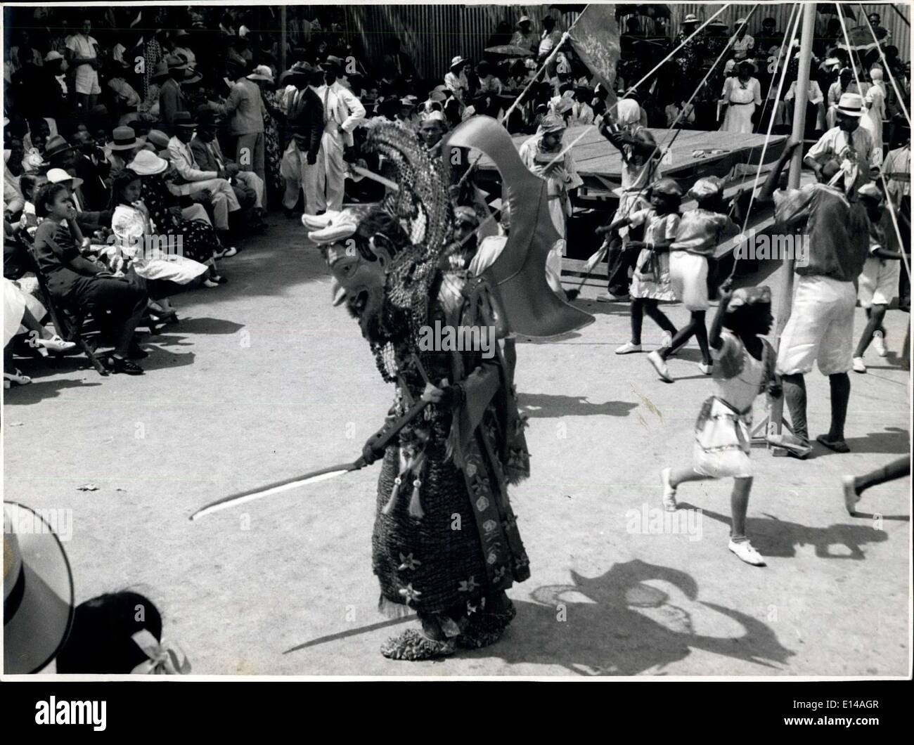 Le 17 avril 2012 - Carnaval à la Barbade : l'''' de l'homme médecin dans son étrange Costume indigène wierd sw Photo Banque D'Images