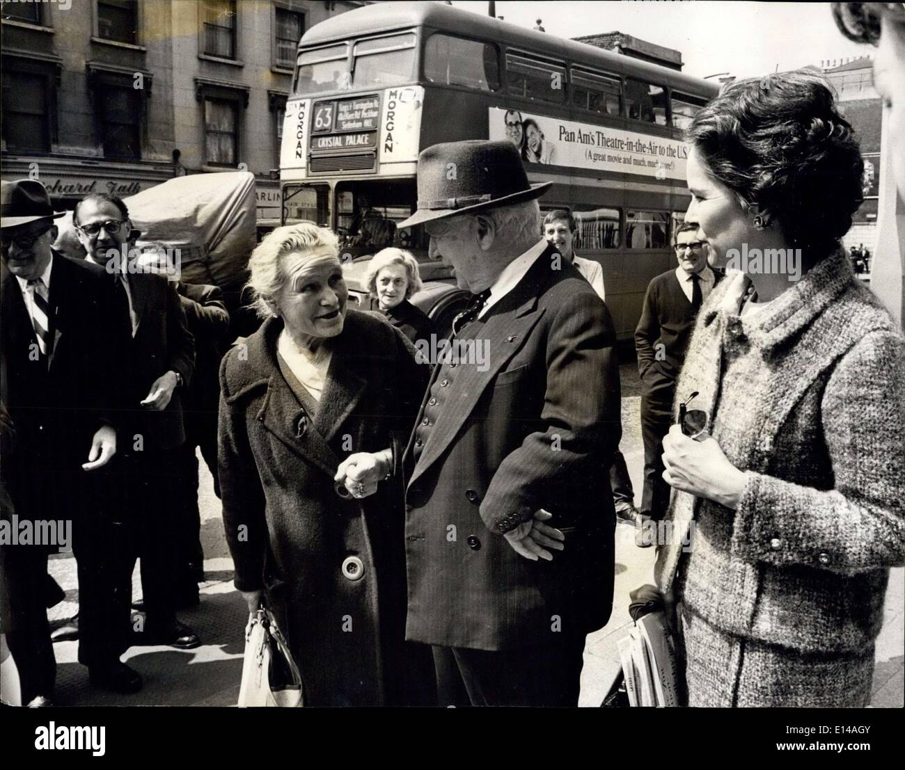 Le 17 avril 2012 - Charlie Chaplin dans le Old Kent Road : Charlie Chaplin a terminé le tournage de son nouveau photo ''Une Comtesse de Hong Kong'' hier - et l'ont fait seulement une courte distance de la place à Southwark London, où il est né il y a 77 ans. Les scènes finales étaient dans un entrepôt à l'Old Kent Road, à seulement deux détours du Chaplin de naissance à East Street. M. Chaplin n'a pas visiter la rue - qu'il l'a déjà fait - à lui seul. Photo montre 71 ans, Mme Lucy Leach, qui a vécu toute sa vie à Old Kent Road, étapes Charlie Chaplin pour un chat hier. Le droit est l'épouse, Oona Chaplin. Banque D'Images