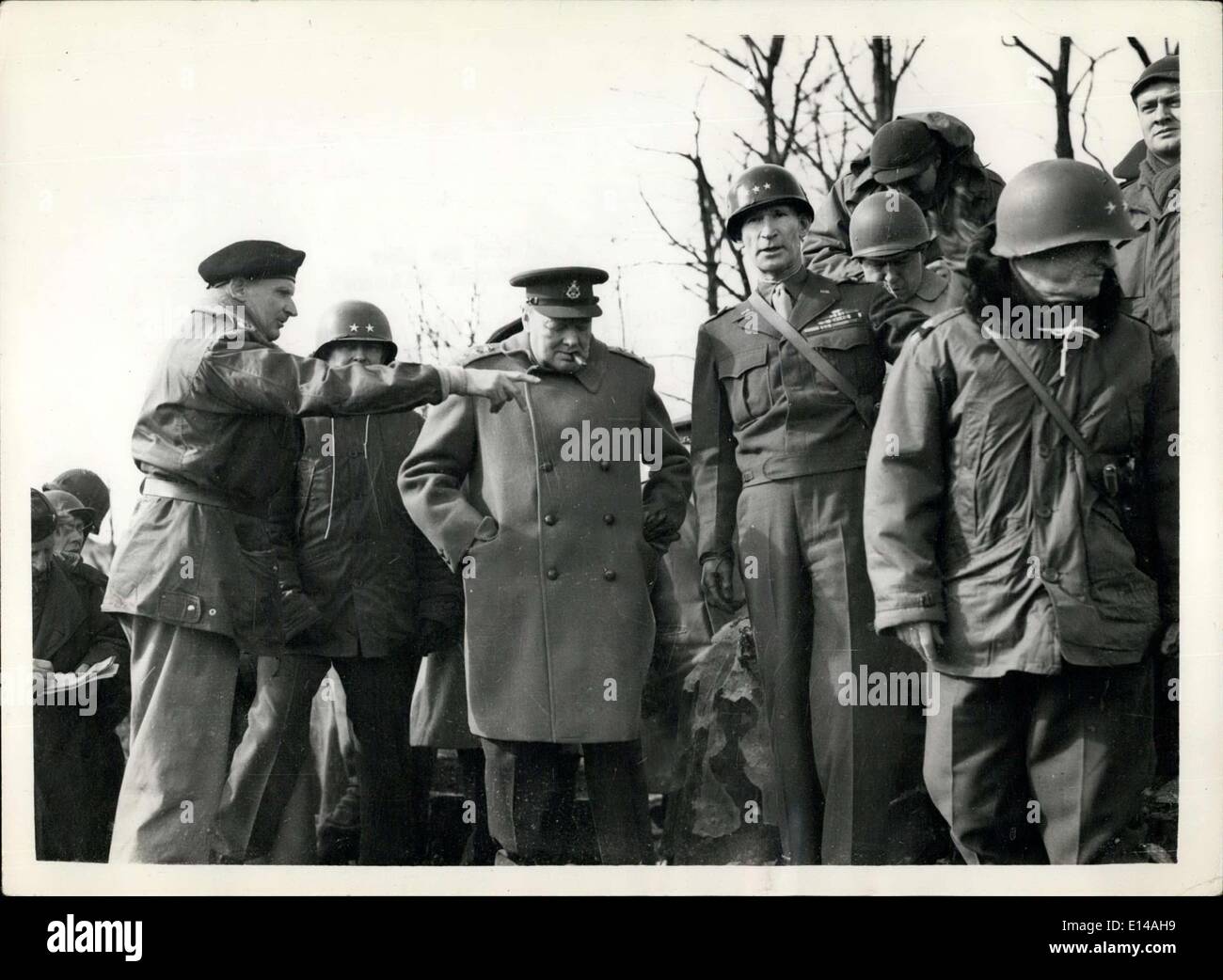 17 avril 2012 - M. Churchill en Allemagne visite au 9e front de l'Armée : le Premier ministre a effectué une visite à la ligne Siegfried et a vu la célèbre Citadelle de Julich. L'image montre « Monty » qui indique où la flamme était en action. À côté de lui se trouve M. Churchill, le général Simpson, C-in-C. 9e armée américaine et Gén Gilla, photo prise à l'extérieur de la Citadelle de Julich. Banque D'Images