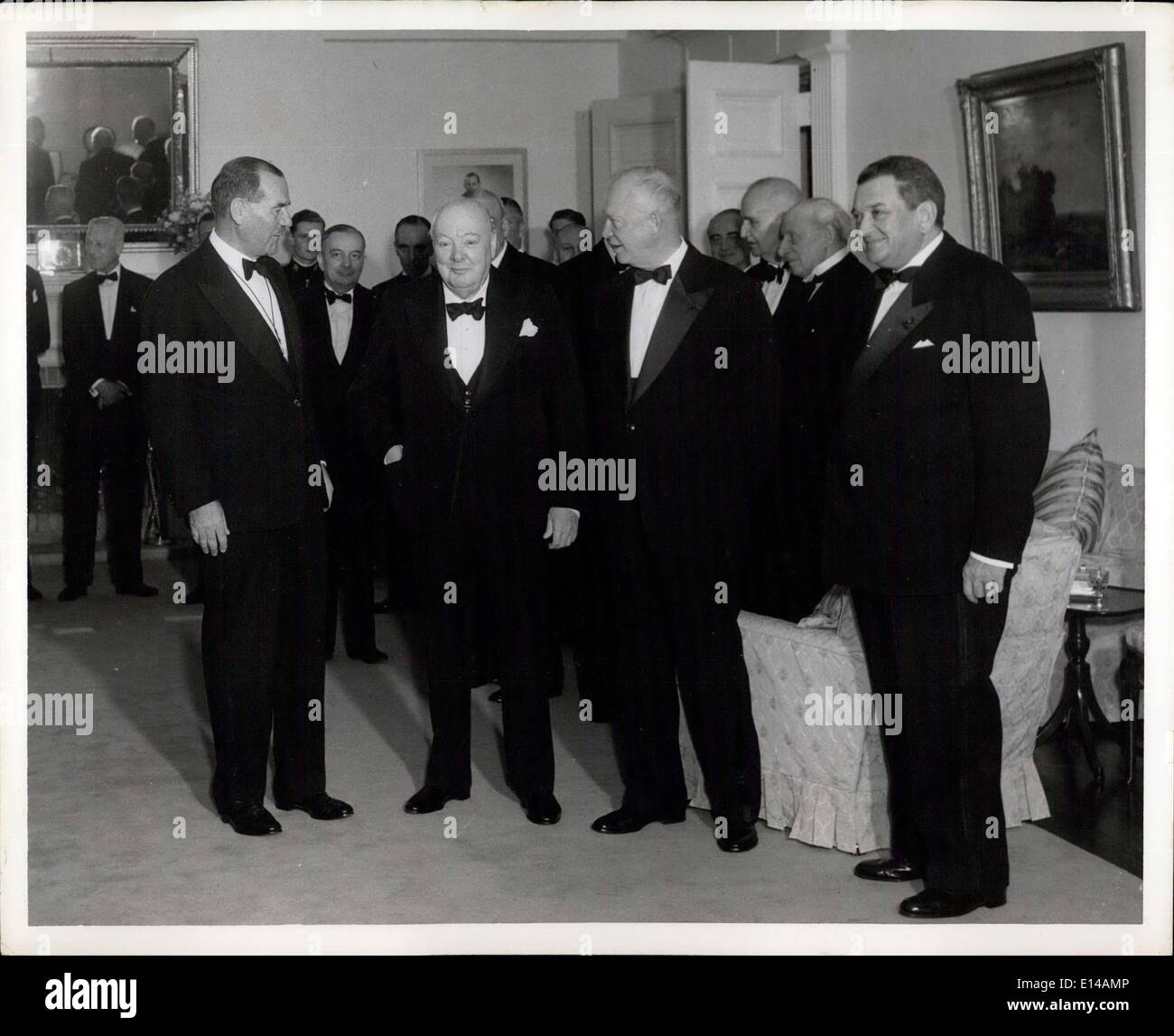 17 avril 2012 - les trois grands aux Bermudes dîner : dîner au Government House Bermudes de gauche à droite Sir Alexander Hood Gouverneur des Bermudes Sir Winston Churchill, Président Eisenhower, Français  Joseph Laniel. Banque D'Images