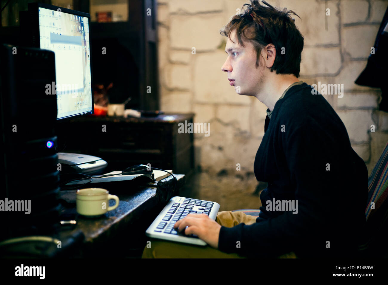 Caucasian man using computer at desk Banque D'Images