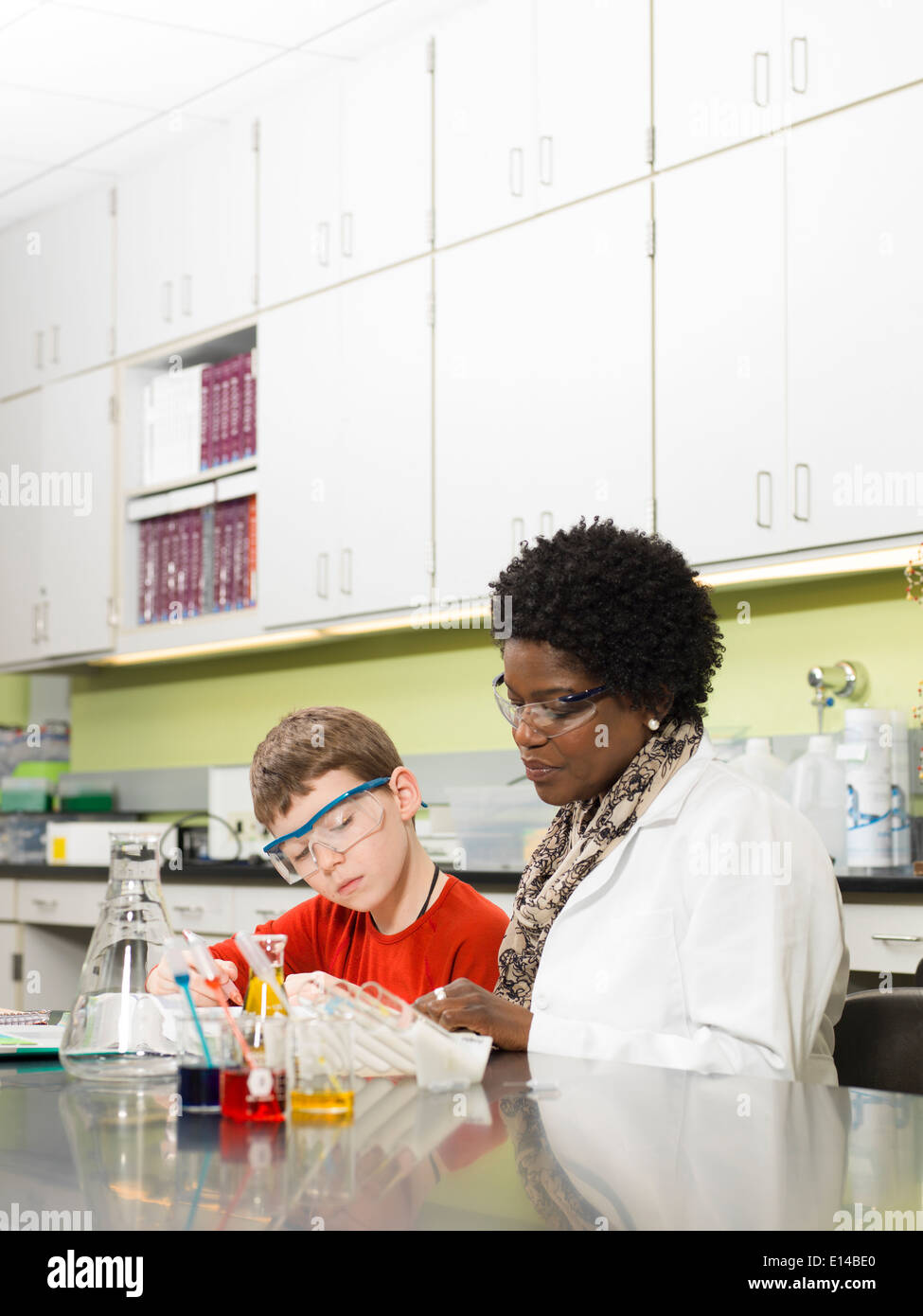 Étudiant et Enseignant travaillant in chemistry lab Banque D'Images