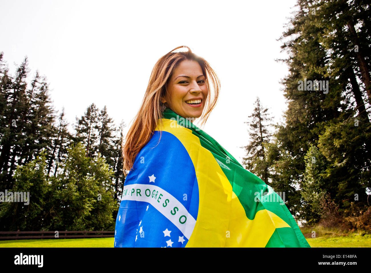 Hispanic woman wrapped in Brazilian flag Banque D'Images