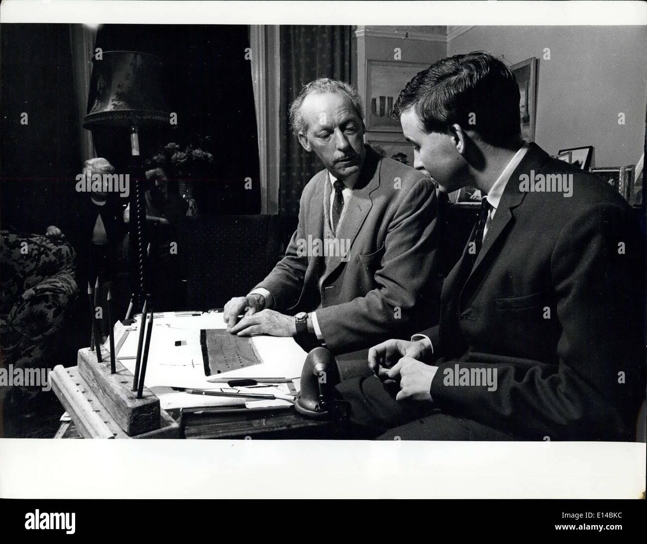 Le 17 avril 2012 - endoprothèses avec Christopher Buchan, 20 élèves, de Southampton. À sa deuxième leçon, ils ont rendez-vous sur son œuvre (un bateau). Banque D'Images