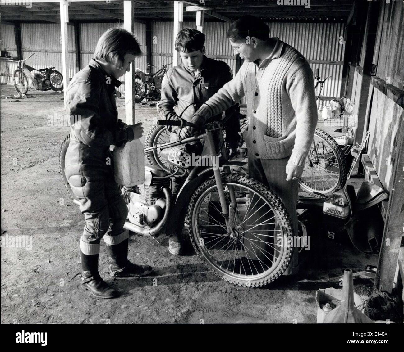 Le 17 avril 2012 - M. Cyril Crane avec ses fils Carl et Ian Harvey (19) obtenir leurs machines prêt pour une journée à la speedway. Banque D'Images