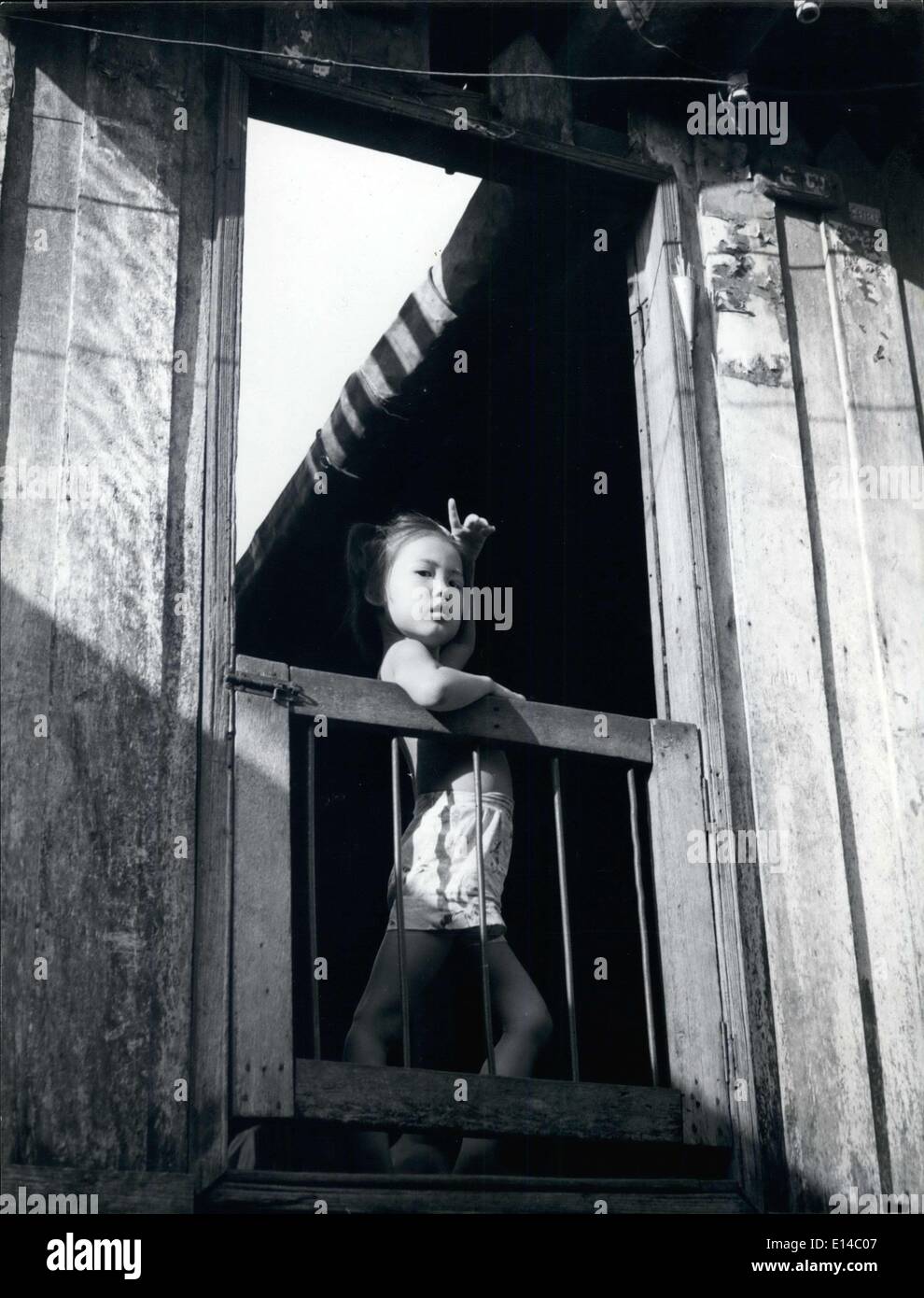 Le 17 avril 2012 - La petite fille en Thaïlande semble être la démonstration d'un pas de danse nationale. Banque D'Images