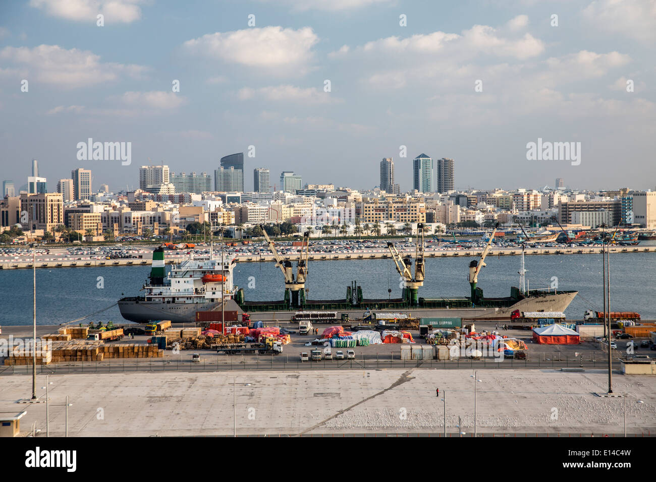 Emirats arabes unis, dubaï, Port, d'un cargo, Skyline Banque D'Images