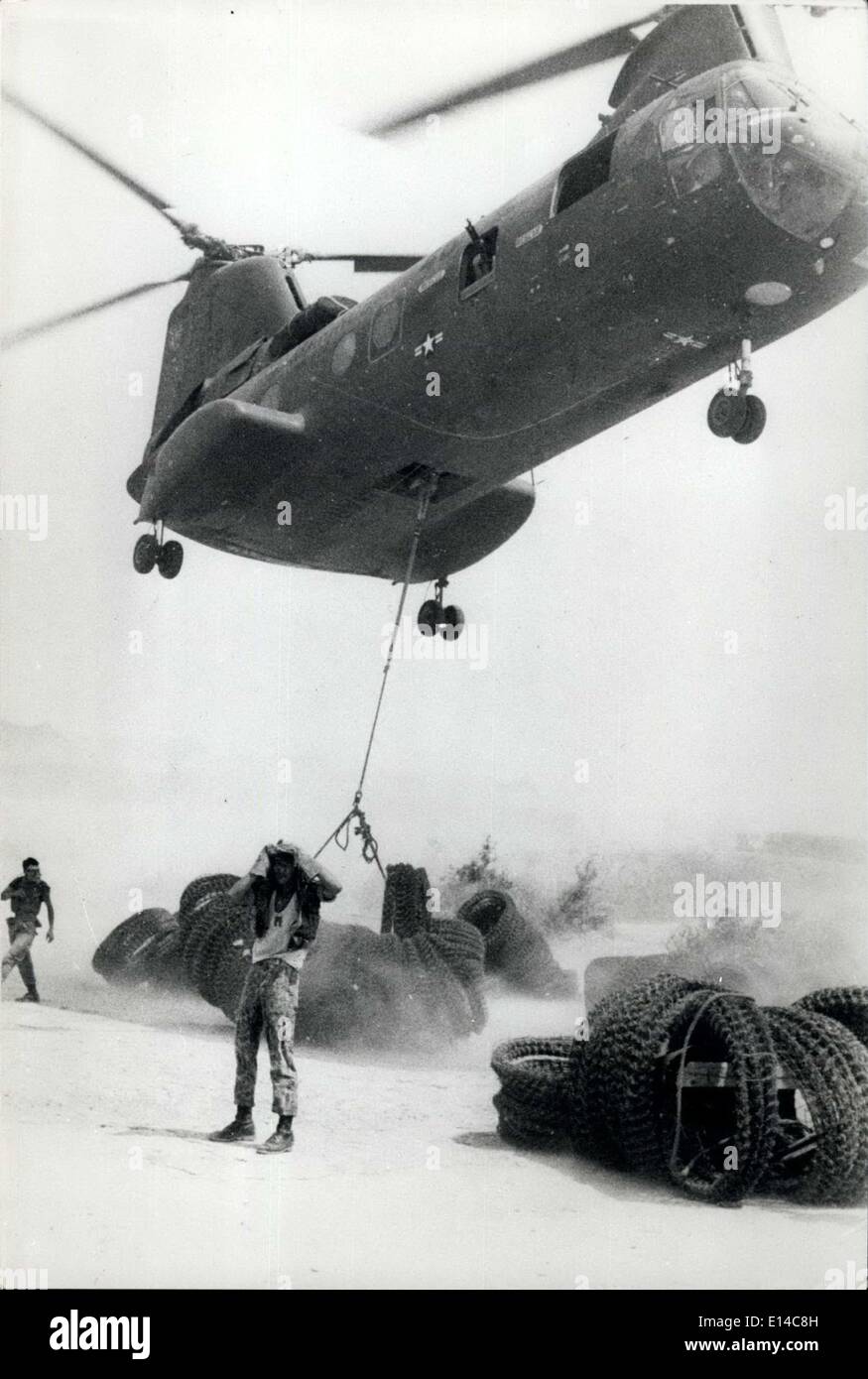 Le 17 avril 2012 - guerre du Vietnam, les barbelés par air ; un puissant hélicoptère CH-46A des bidons jusqu'à la poussière comme il vole à transporter jusqu'rouleaux de barbelés au chu Lai pour mener à Marines coréen qui se battent aux côtés des Marines à l'avant. Banque D'Images