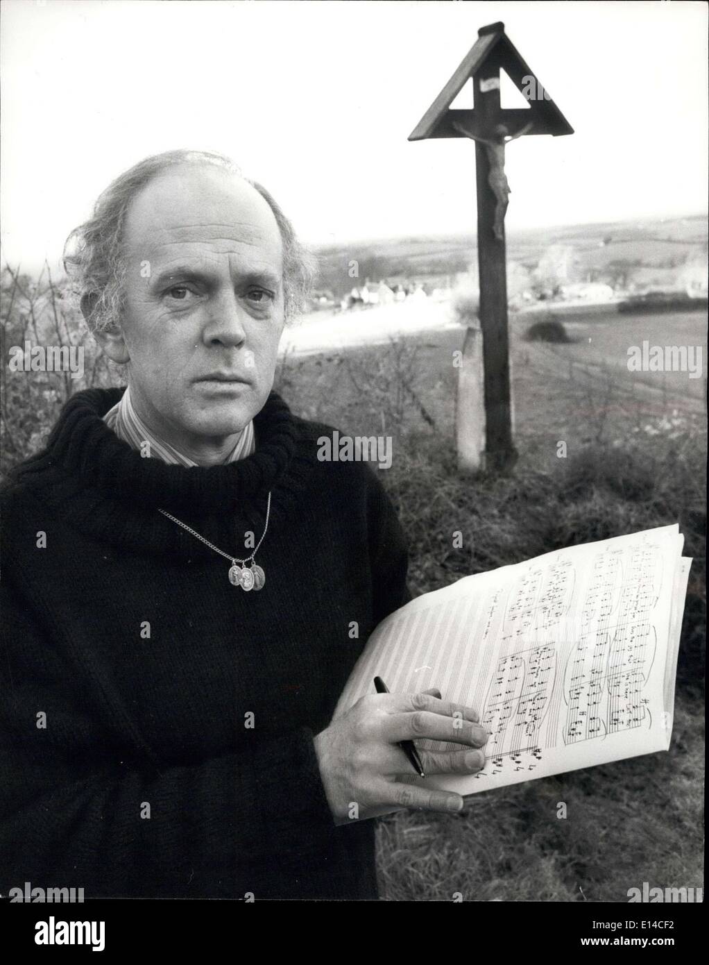 17 avril 2012 - Maître de la Reine Musick compose l'hymne du Jubilé dans le Friary de l'Ouest. Malcolm Williamson. Maître australien de 44 ans au Mustick de la Reine, se remidit à la paix d'un frère franciscain près d'elle, porté à Dorset pour composer un hymne en l'honneur du Jubilé d'argent de la Reine. Malcolm est le premier australien à avoir occupé le poste honorifique de 100 livres par an, auparavant détenu par sir Athur iss pendant 22 ans. Pour assurer son isolement complet, il a même eu le téléphone coupé dans la chambre où il vit, meublé seulement avec un lit, une table et quelques chaises. Banque D'Images