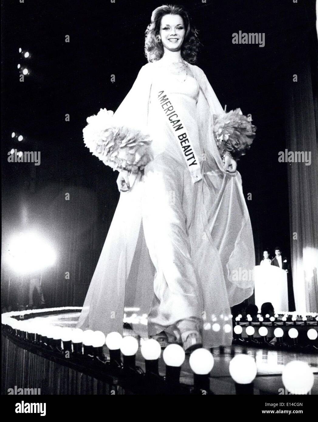 Le 17 avril 2012 - '77 concours Miss Monde International à Tokyo. : Le Concours International de Miss Monde a eu lieu à un théâtre à Tokyo le 1 juillet avec la participation de 48 pays. Après un tri rigoureux Mlle Pilar Medina de Canadell Espagne a été choisi cette année, le Miss International. Elle est une secrétaire de 21 ans. Les finalistes sont : Mme Dagmar Winkler (23)à partir de l'Allemagne de l'Ouest pour la deuxième place, Miss Indri Napsari Hato Soe (18), un étudiant de l'Indonésie pour la troisième place, Mlle Prunella Julie Nickson, (18)un modèle rom à Hawaï pour la quatrième place, Mlle Laura Jean Bobbitt (19), enseignant Banque D'Images