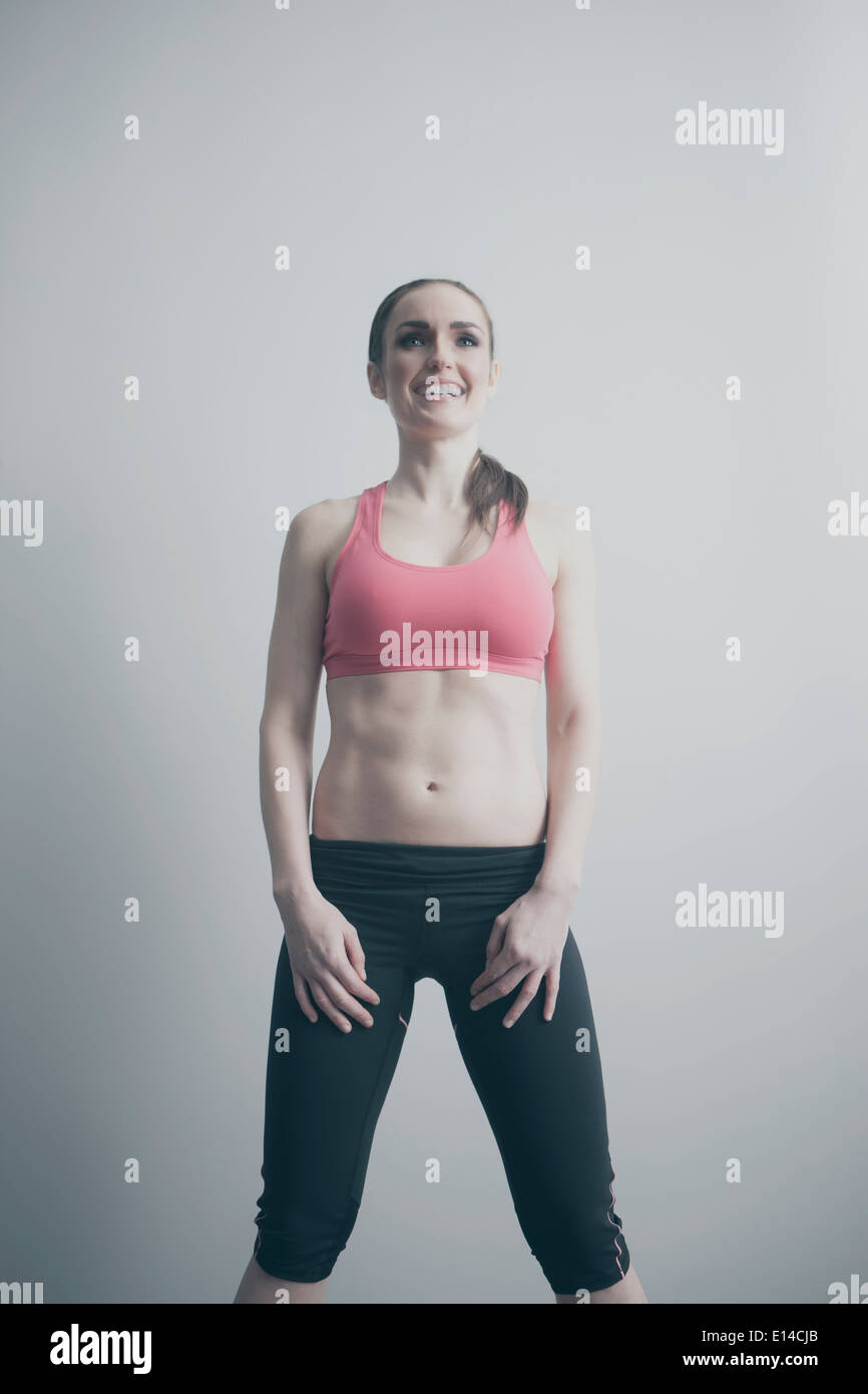 Smiling Caucasian woman in sportswear Banque D'Images