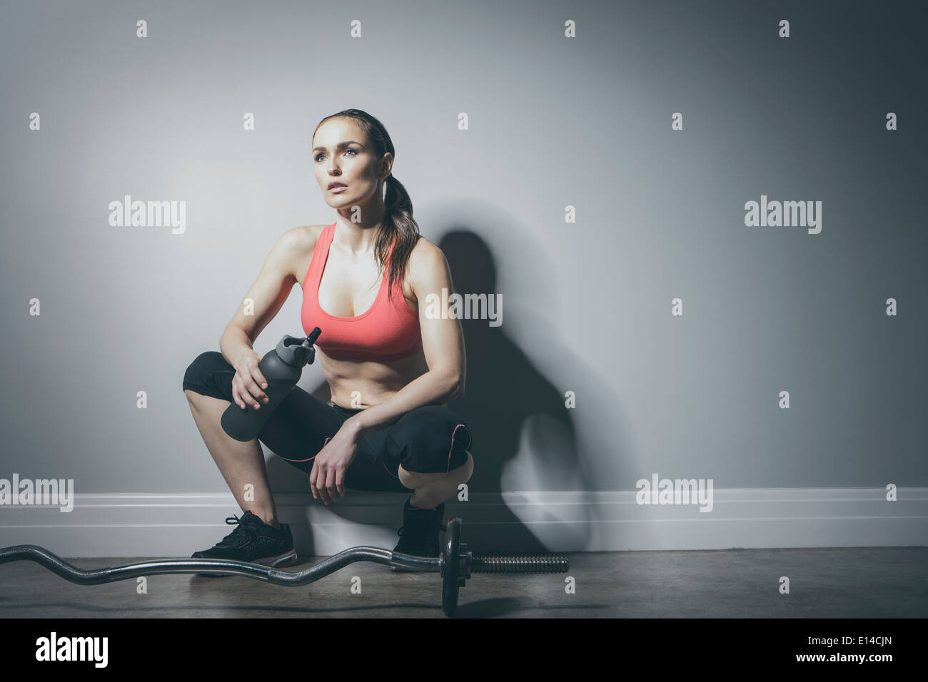 Caucasian woman in sportswear resting with water bottle Banque D'Images