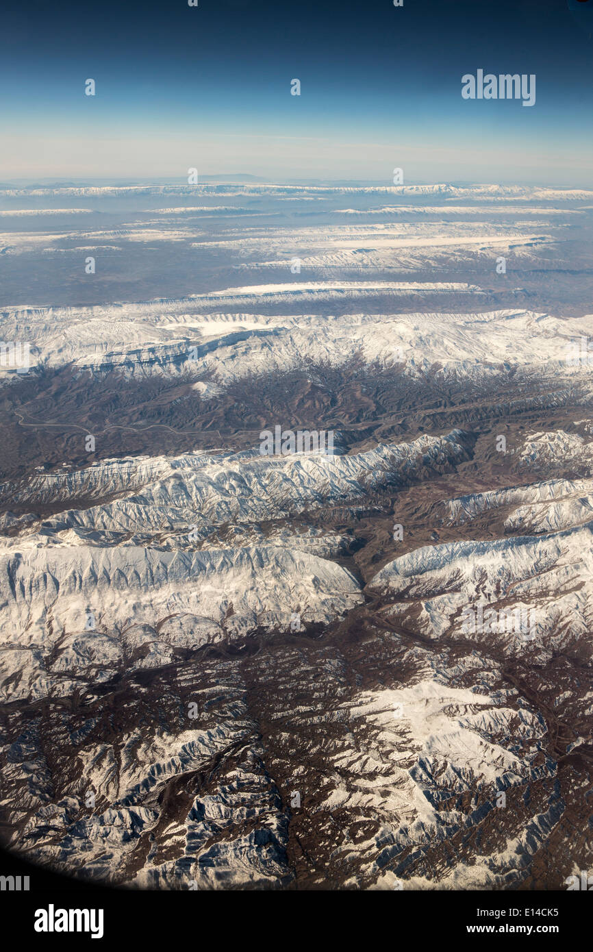 Emirats arabes unis, dubaï, vue sur les montagnes enneigées de l'Iran. Aerial Banque D'Images