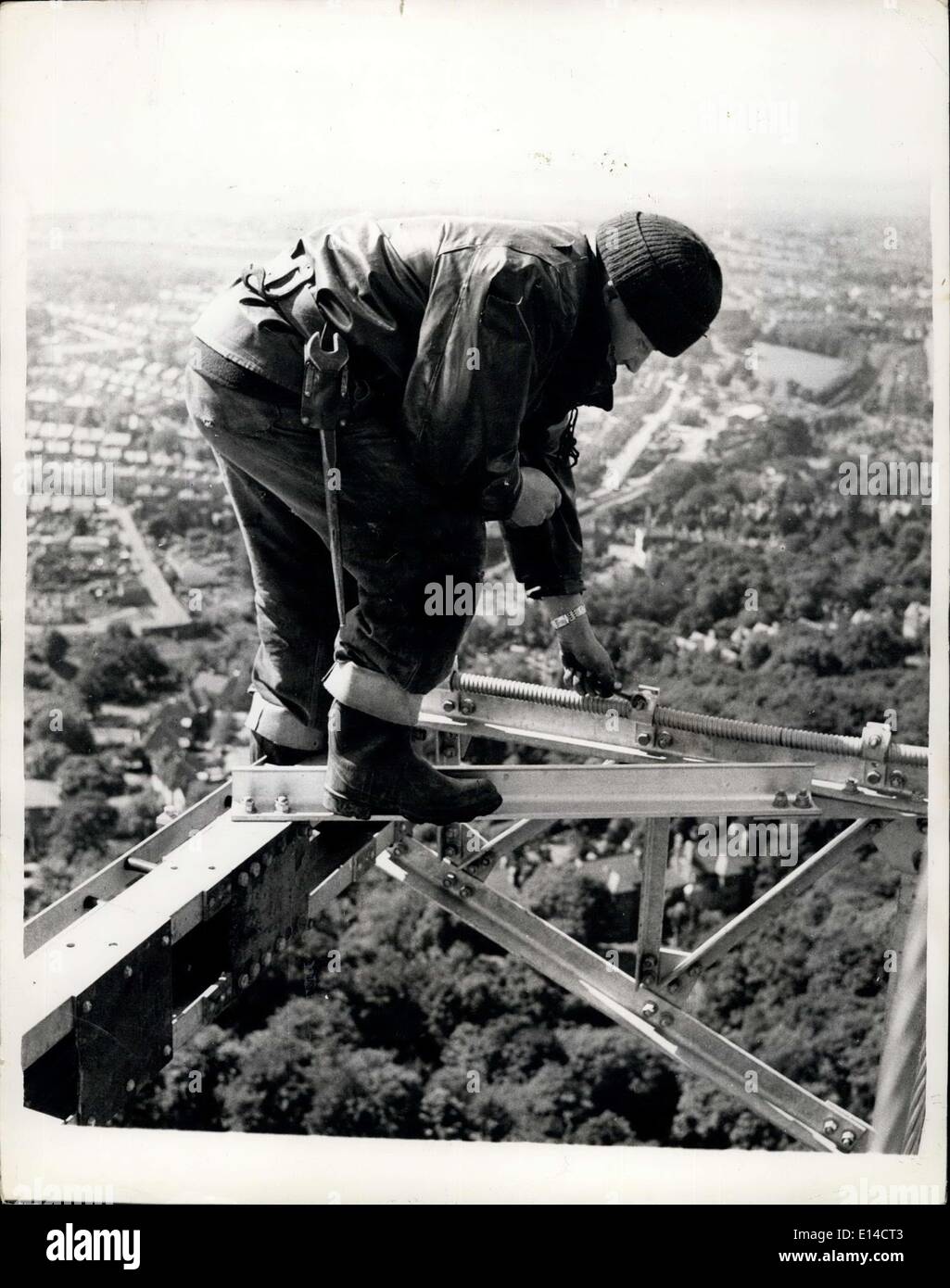 Le 17 avril 2012 - sur les Hauteurs de mât de télévision le dernier, les travaux de construction à Crystal Palace. Les hommes les plus élevés à Londres ces jours sont les ''pidermen'' travailler sur le nouveau mât de télévision sur le site de l'ancien Palais de Cristal. Une fois terminé le mât sera 650 m de hauteur. Les antennes sont à 440 ft. et transmettra à rendre des "points lumineux' du 'points noirs' dans la couverture télévisuelle du sud de l'Angleterre. La tour a débuté en avril 1955. Les fondations descendre 50 pieds dans ce qui était autrefois le palais de cristal piscine nautique. La sortie sera200 Kws, quatre fois le couvercle existant Banque D'Images