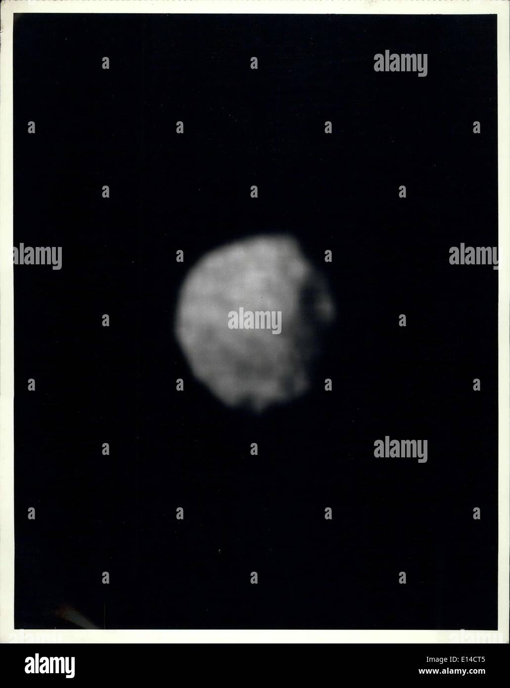 Le 17 avril 2012 - Cette mosaïque des quatre plus hauts -résolution des images d'Ariel représente le plus détaillé de cette image de Voyager 2 satellite d'Uranus. Les images ont été prises à travers le filtre plus clair de voyager est étroit -angle pour le Jan, 1986, à une distance d'environ 130 000 kilomètres (80 000 miles). Ariel sur 1 200 km (750 mi) de diamètre, la résolution ici est de 2,4 km (1,5 mi). Une grande partie de la surface de l';Ariel est densément ponctuées de cratères de 5 à 10 km (3 à 6 mi) l'ensemble. Ces cratères sont proches du seuil de détection dans cette photo Banque D'Images