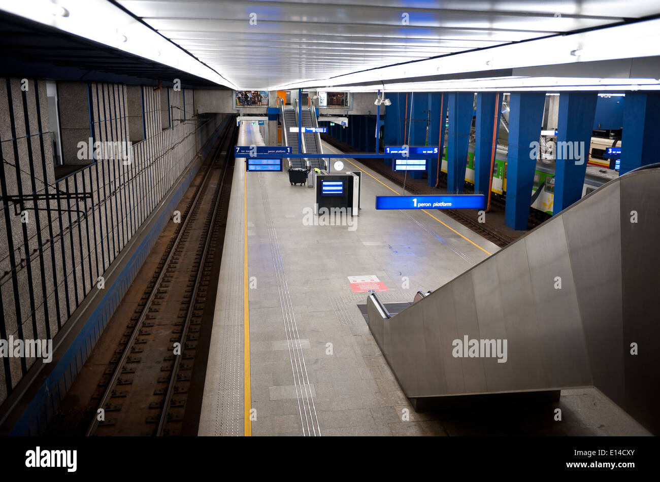 La station de métro de fer plates-formes vides et escaliers mécaniques Banque D'Images