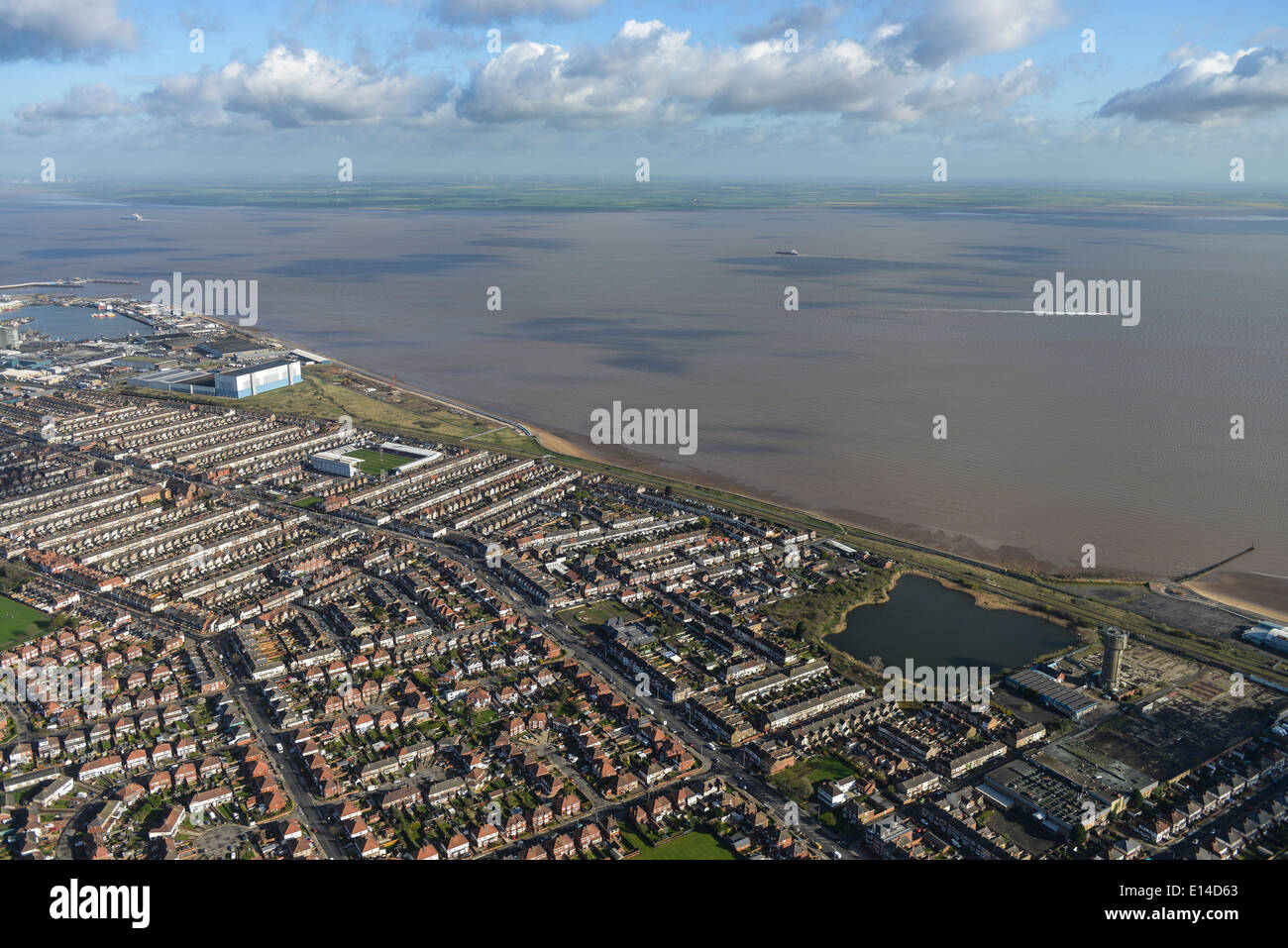 Une vue aérienne de l'extrémité nord de Grimsby à vers Grimbsy et au-dessus de la rivière Humber Banque D'Images