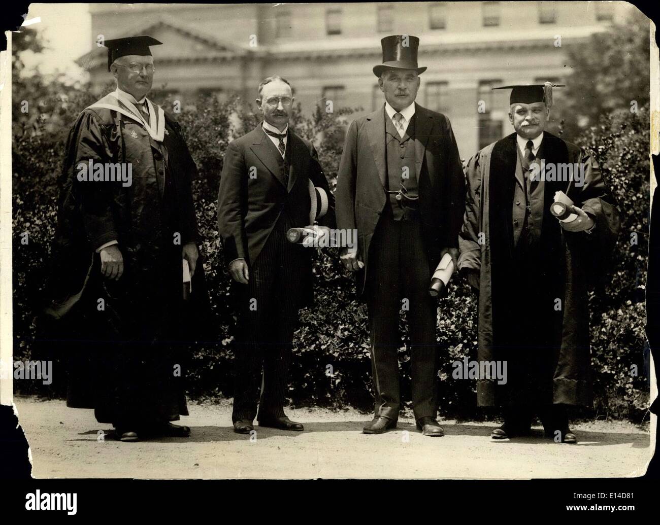 Le 17 avril 2012 - Réception des diplômes honorifiques à X ''Juste'' Harvard : de gauche à droite : William Colver, Hil de Springfield. Le Massachusetts a reçu de maîtrise son art public school a gagné trois fois le trophée pour les garçons mieux préparé à Harvard : G.P. Stevens. Rome. L'Italie, a reçu de maîtrise des arts Il est directeur de l'académies américaines,y à Rome et est un éminent architecte et archaelogist ; J.P. Morgan, docteur en droit, et diplômé de l'Université reconnaît l'Hervard lui comme un financier qui a utilisé sa richesse dans la droiture, l'esprit public et de générosité, le Dr Samuel W Banque D'Images